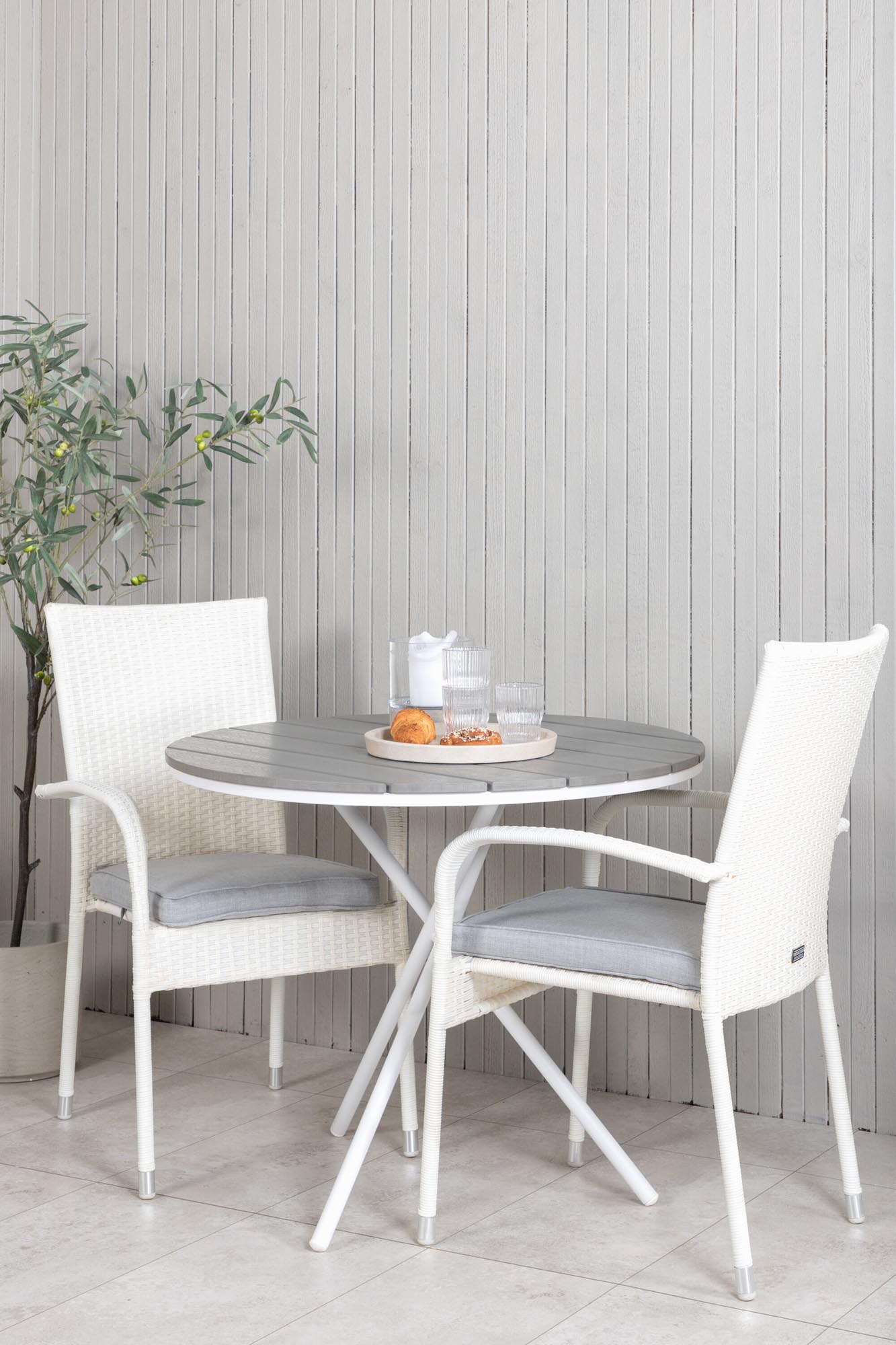 Verleihen Sie Ihrem Balkon oder Garten mit dem stilvollen Parma Outdoor-Tischset + Anna einen modernen Touch. Der 90 cm große Tisch und die komfortablen Kegelstühle sind perfekt für gesellige Momente im Freien.