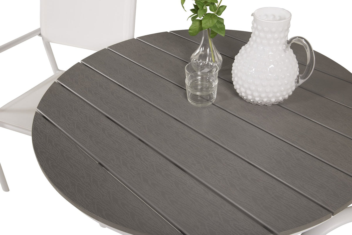 Zwei stapelbare Aussenstühle aus Aluminium und Textilene in Weiss/Grau neben rundem Café-Tisch ⌀90 cm aus Aluminium und Aintwood, Gartentischset.