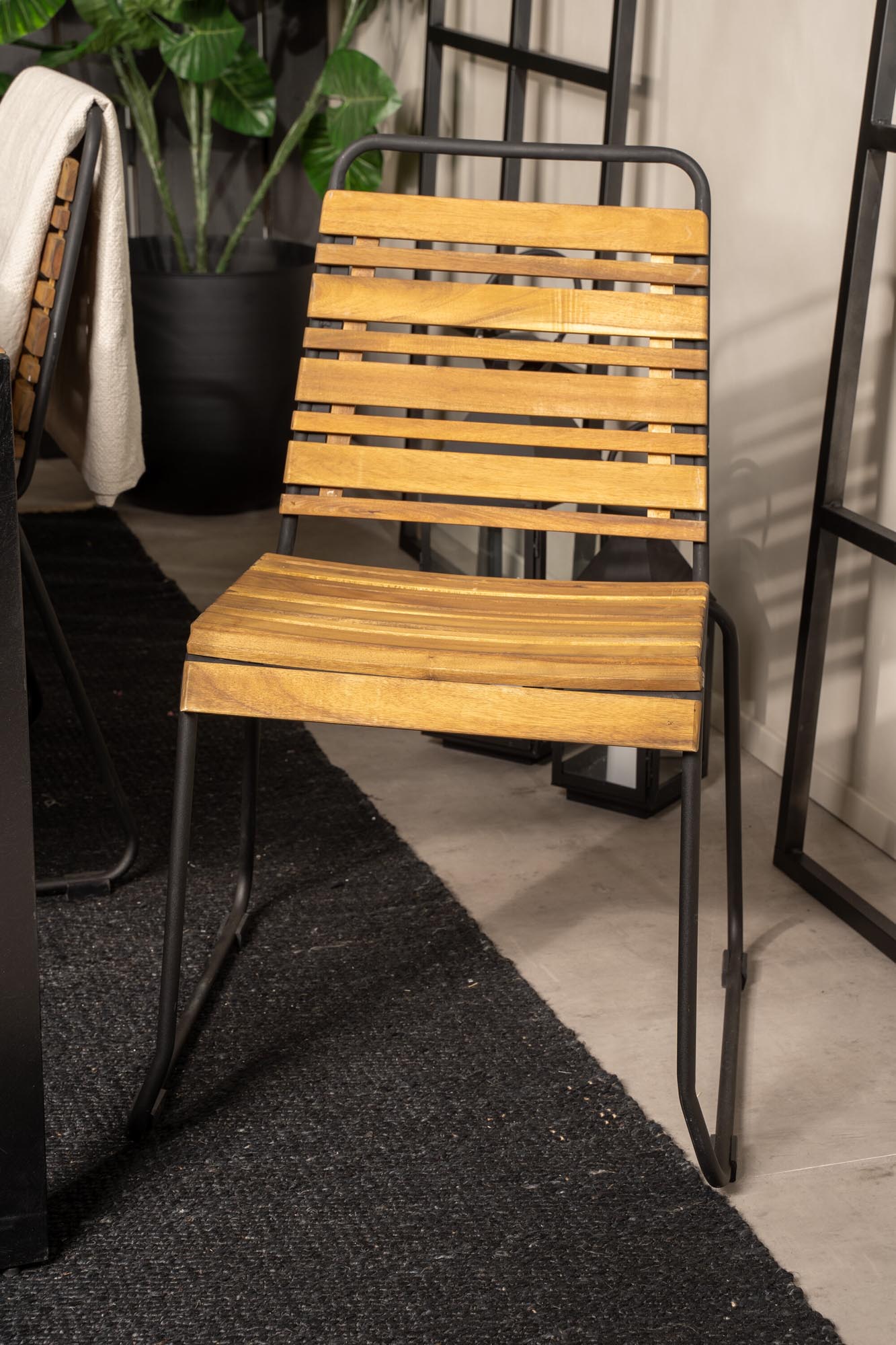 Elegantes Bois Outdoor-Tischset für 6 Personen aus langlebigem Akazienholz. Ideal für entspannte Stunden im Freien und gesellige Zusammenkünfte.