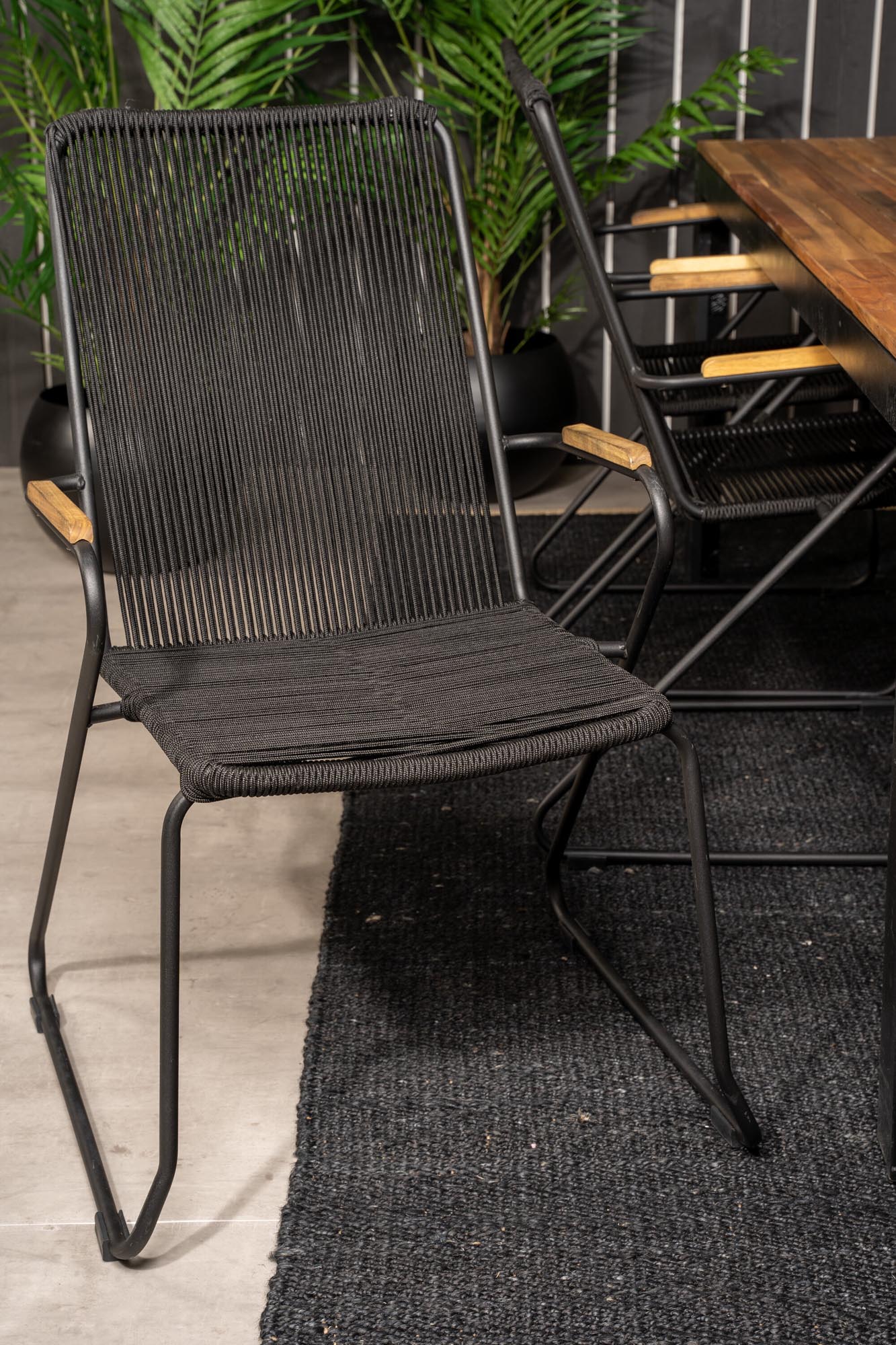 Elegantes Bois Outdoor-Tischset von Venture Home: 205 cm Esstisch und 6 stilvolle Stühle für Komfort und Langlebigkeit im Freien.