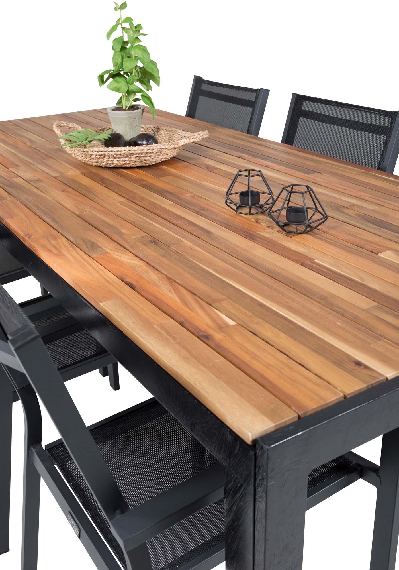 Stilvolles Bois Outdoor-Tischset mit Copacabana Stühlen für gesellige Abende im Freien. Robust, wetterfest und einladend.