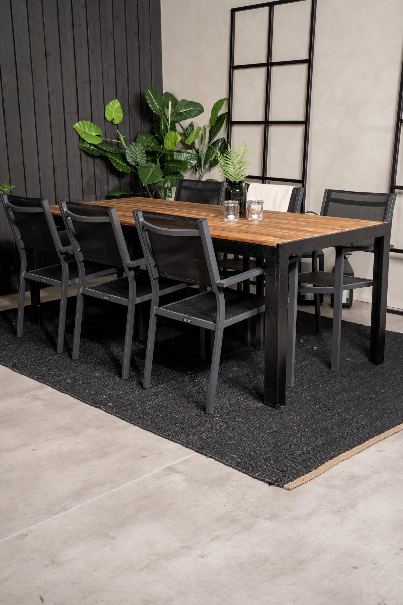 Robustes Tischset für 6: Perfekt für gesellige Outdoor-Abende.