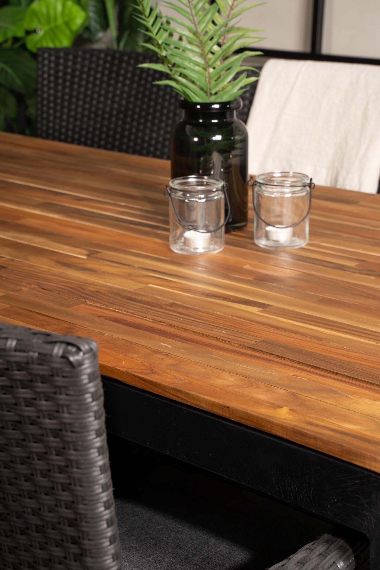 Entdecken Sie das Bois Outdoor-Tischset von Venture Home – stilvoll, wetterfest und ideal für gesellige Momente im Freien.