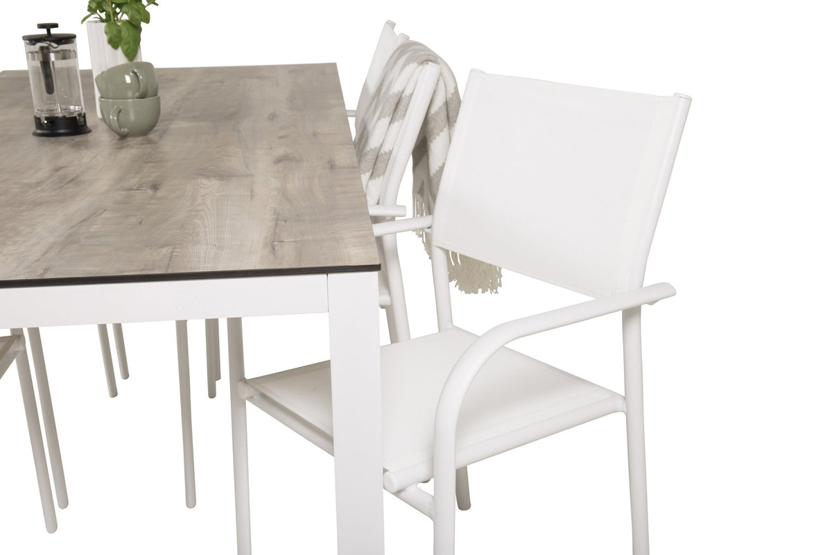 Zwei weisse Aluminium-Stühle mit Pulverbeschichtung und ein rechteckiger Esstisch mit grauer HPL-Tischplatte der Serie Santorini & Llama.