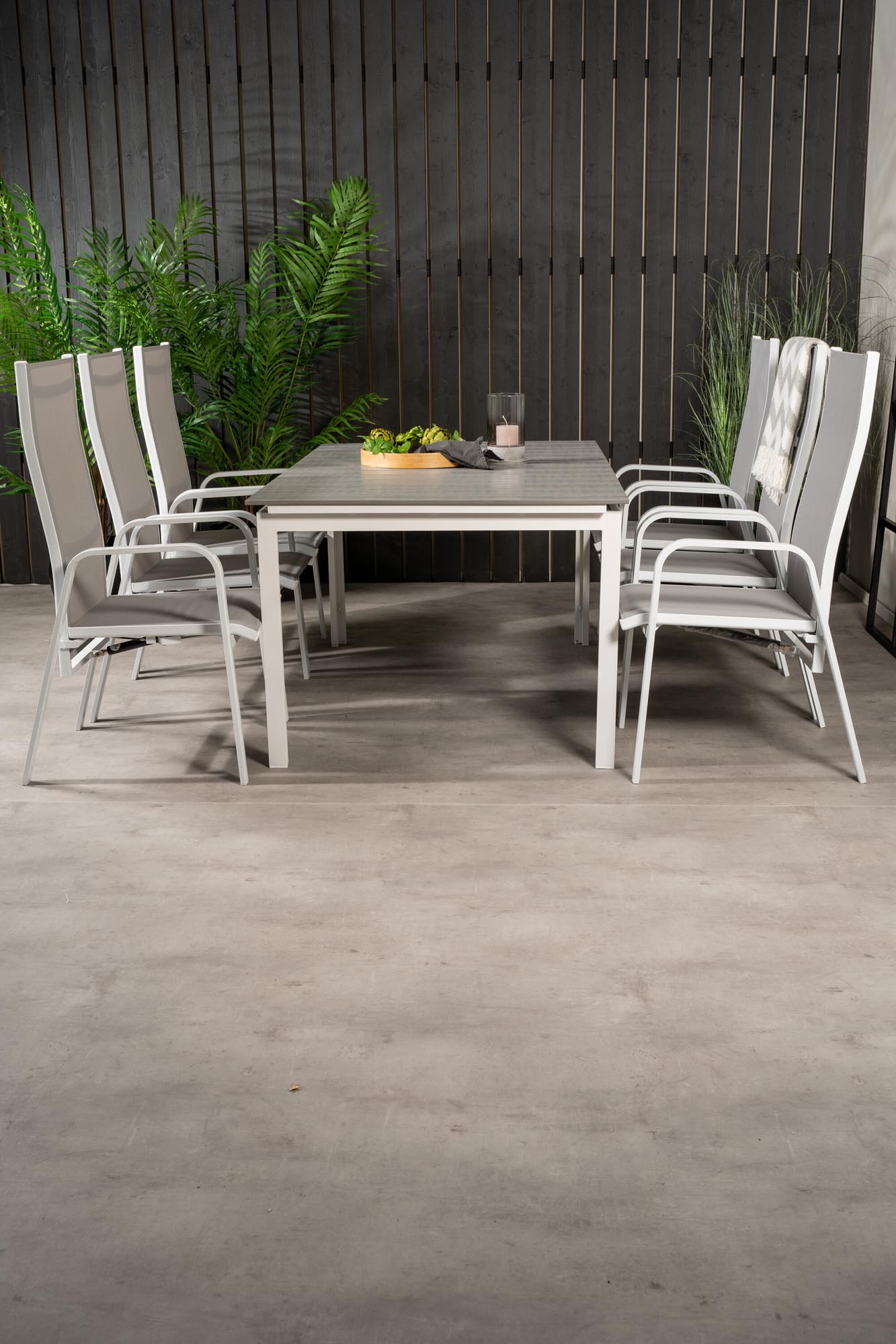 Vielseitiges Outdoor-Tischset für gesellige Runden im Freien.