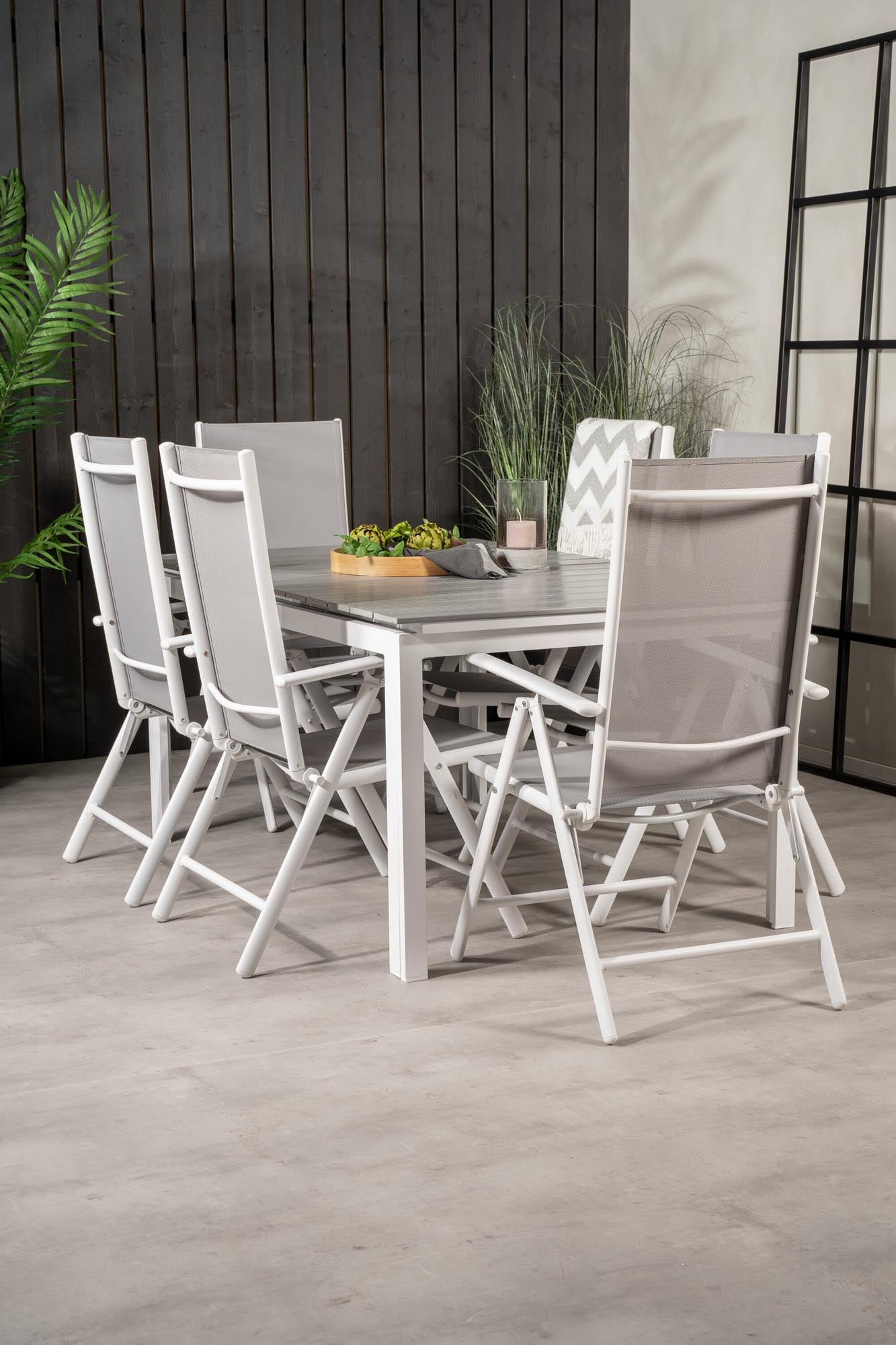 Elegantes, erweiterbares Tischset für stilvolle Outdoor-Dinner.