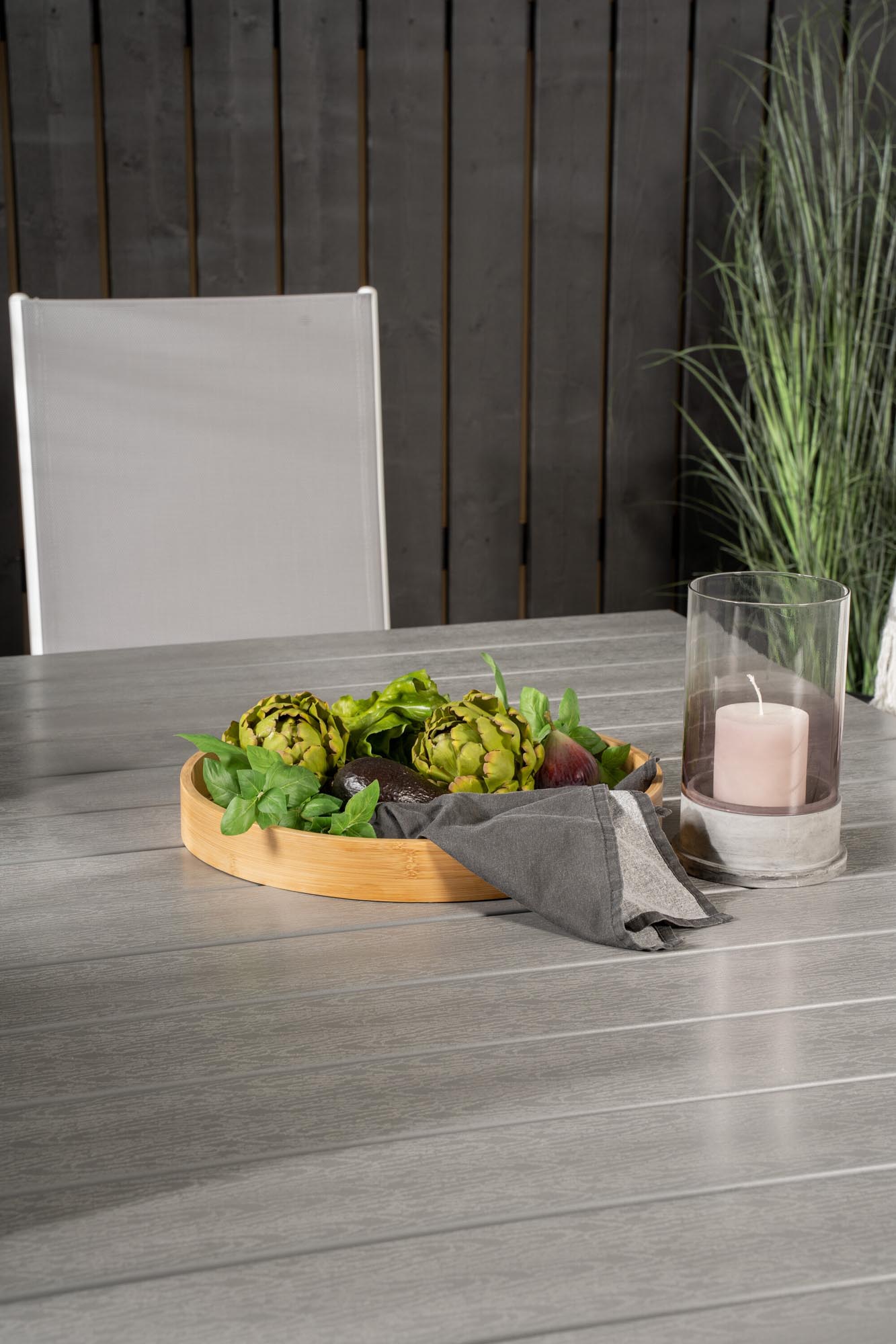 Vielseitiges Outdoor-Tischset mit ausziehbarem Esstisch und bequemen Stühlen für unvergessliche Momente im Freien.