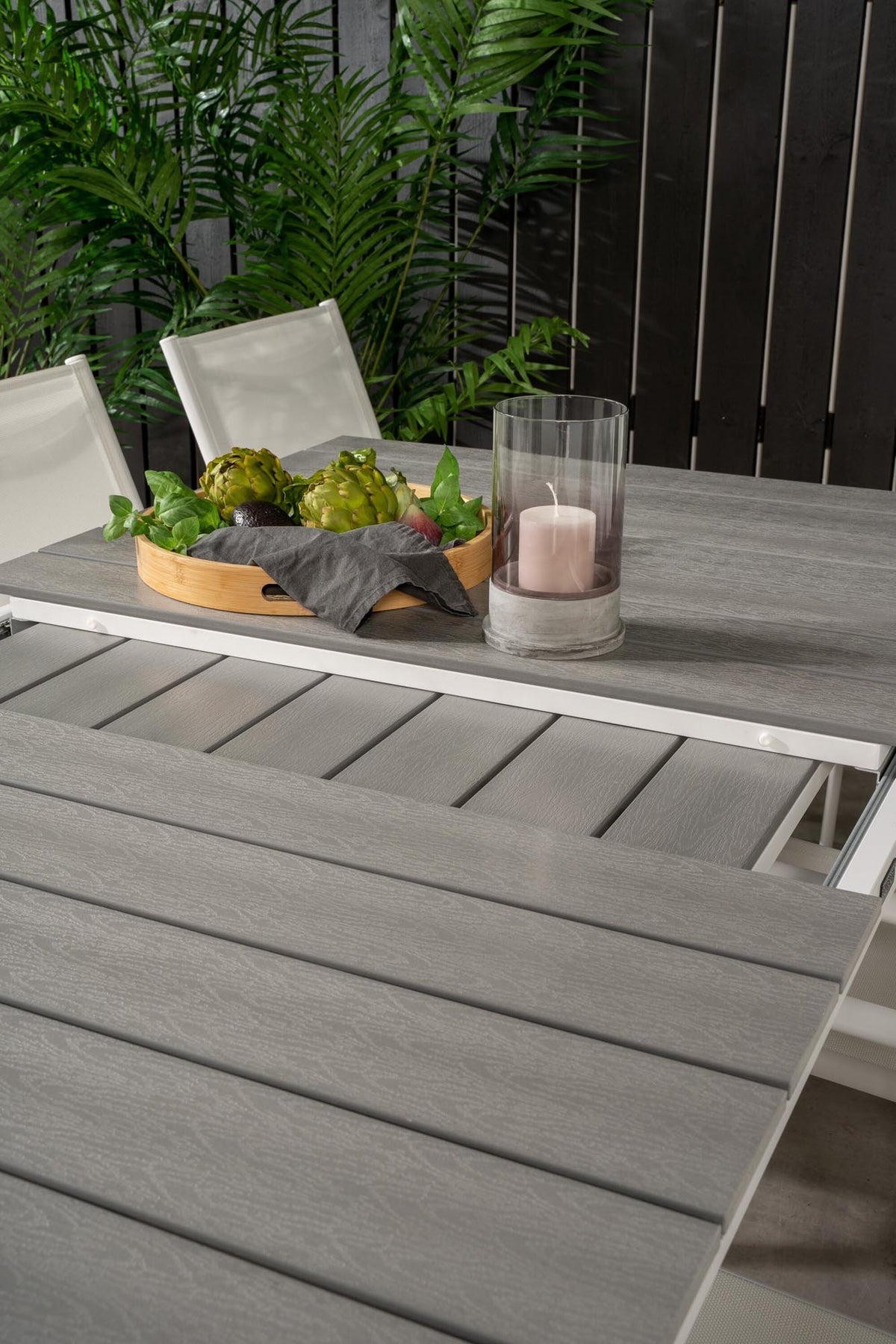 Levels Outdoor-Tischset ausziehbar + Santorini 160cm/6St. in Weiss präsentiert im Onlineshop von KAQTU Design AG. Gartentischset ist von Venture Home