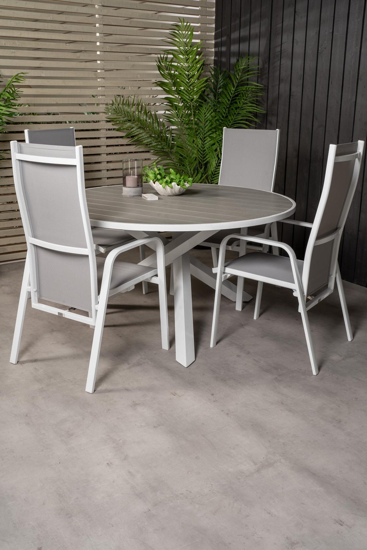 Rundes Gartentischset Parma mit ⌀140cm Tisch aus Aintwood und vier Copacabana Stühlen aus Textilene in Grau Weiss, Outdoor-Möbel von Venture Home