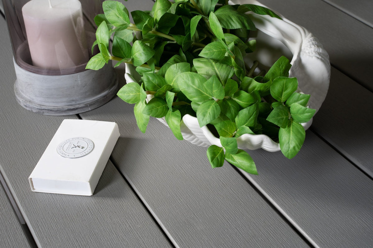 Rundes Gartentischset Parma mit ⌀140cm Tisch aus Aintwood und vier Copacabana Stühlen aus Textilene in Grau Weiss, Outdoor-Möbel von Venture Home