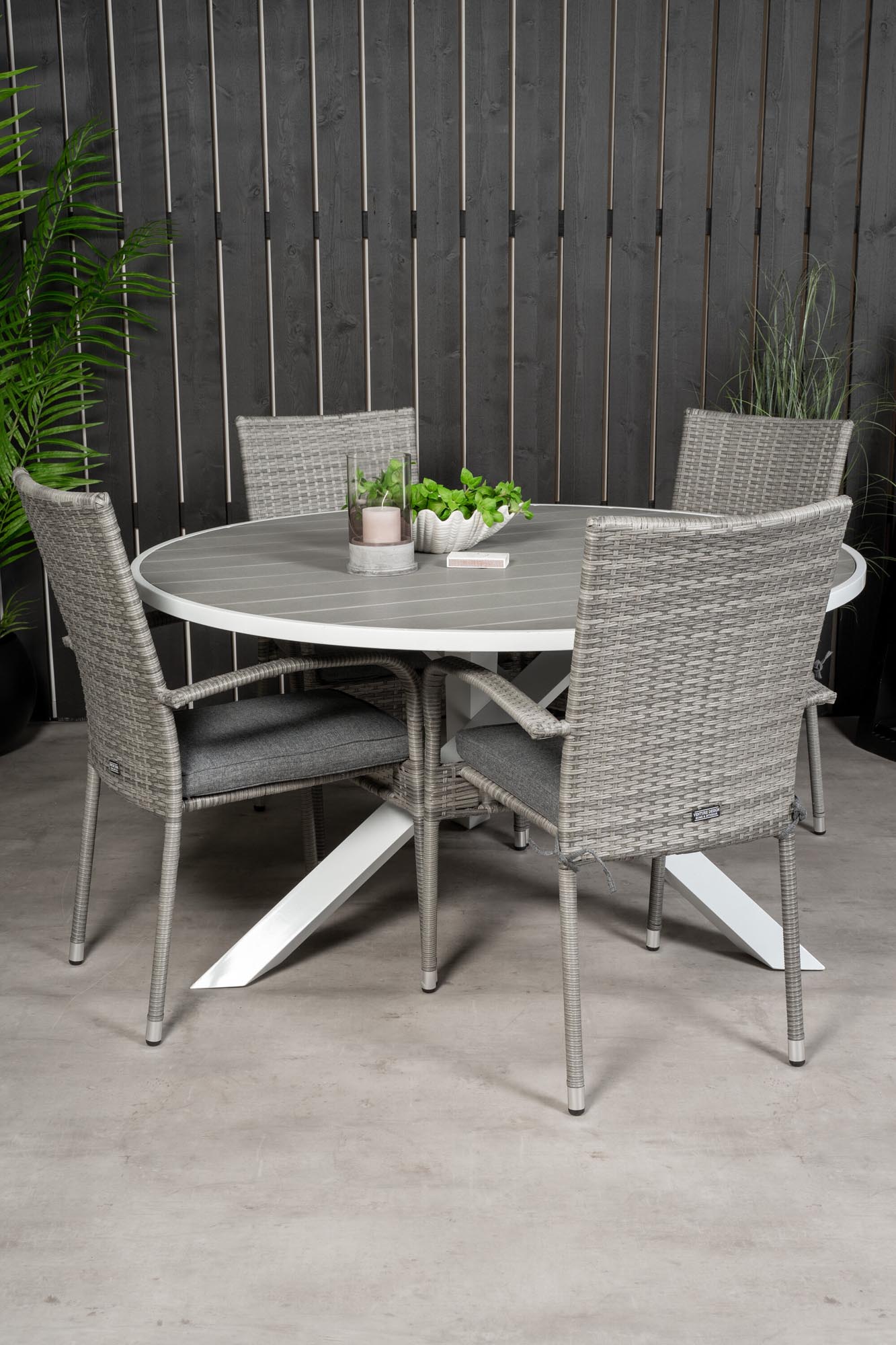 Gestalten Sie Ihren Außenbereich mit dem eleganten Parma Outdoor-Tischset + Anna ⌀140cm für 4 Personen. Robust, stilvoll und ideal für gesellige Stunden!
