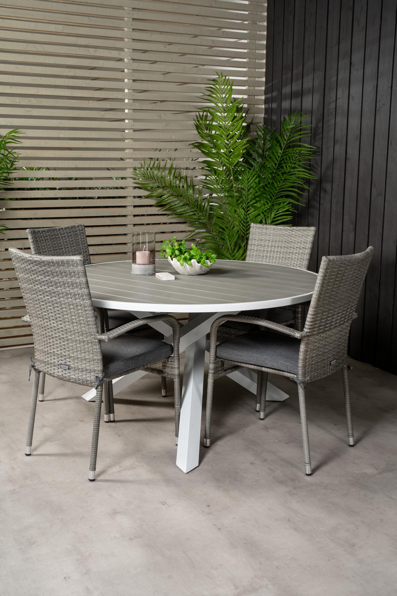 Verleihen Sie Ihrem Garten mit dem Parma Outdoor-Tischset + Anna ⌀140cm für 4 Personen einen Hauch von Eleganz und Komfort. Perfekt für gesellige Abende!