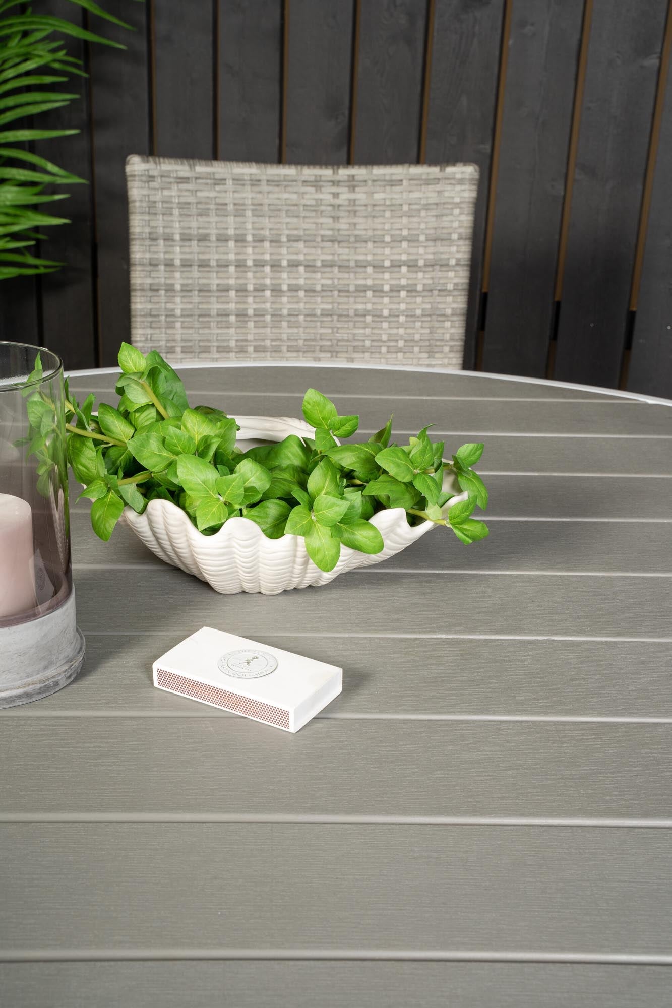 Gestalten Sie Ihre Terrasse stilvoll mit dem Parma Outdoor-Tischset + Anna ⌀140cm für 4 Personen. Ideal für gesellige Momente im Freien!