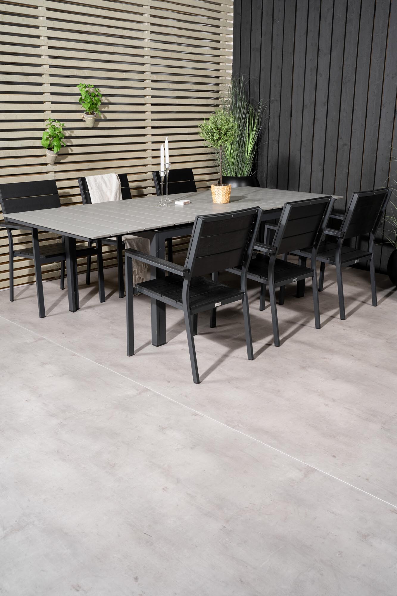 Entdecken Sie das Levels Outdoor-Tischset von Venture Home: Ein 160 cm ausziehbarer Tisch und 6 ergonomische Stühle aus Aintwood für stilvolle Gartenfeiern.