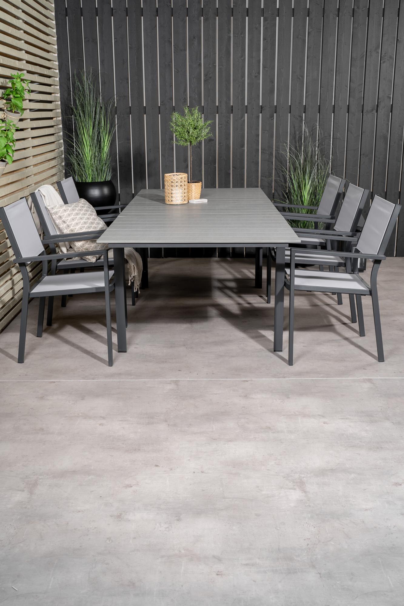 Elegantes, erweiterbares Tischset für stilvolle Outdoor-Dinner.