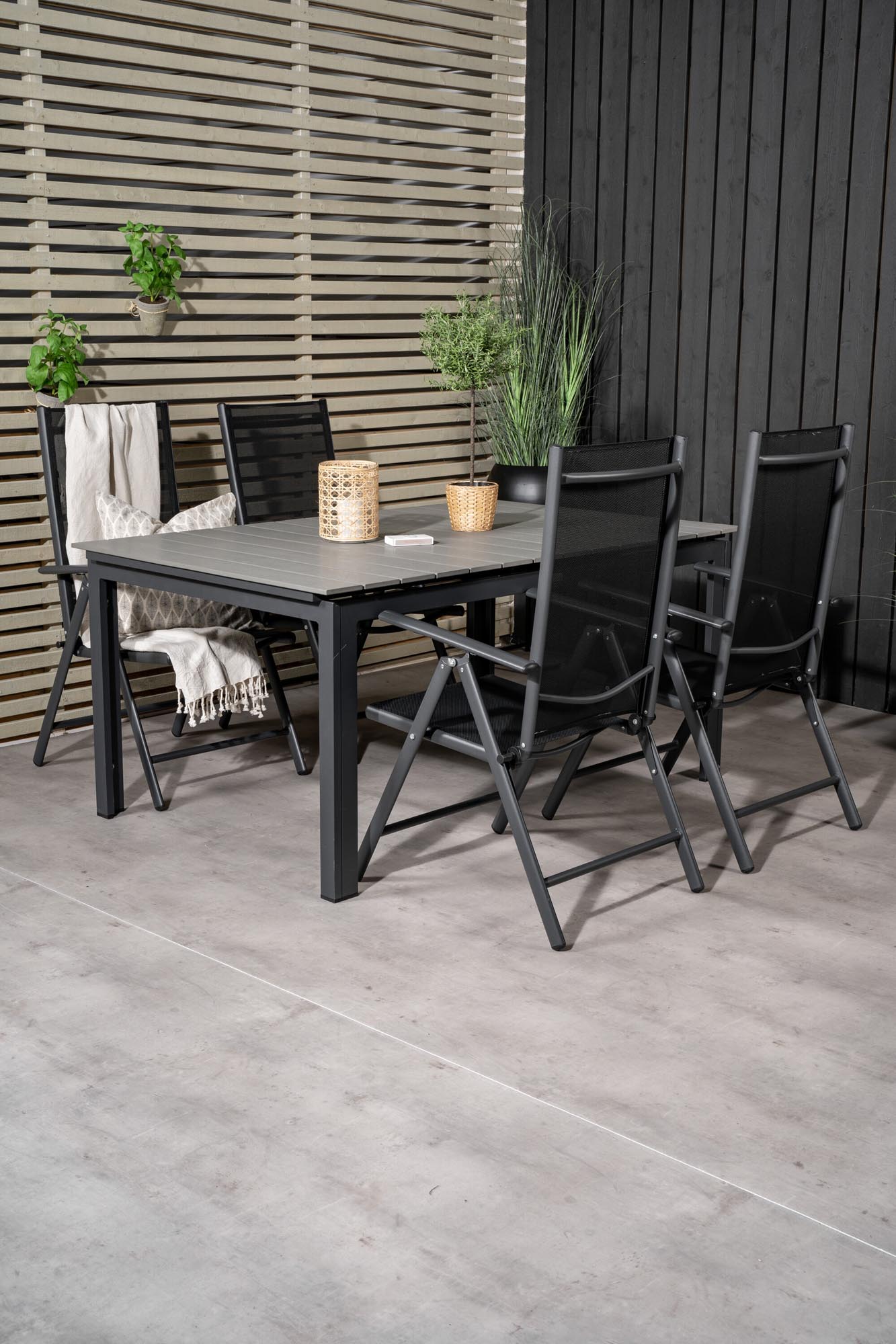 Levels Outdoor-Tischset ausziehbar + Break 160cm/4St. in Schwarz präsentiert im Onlineshop von KAQTU Design AG. Gartentischset ist von Venture Home