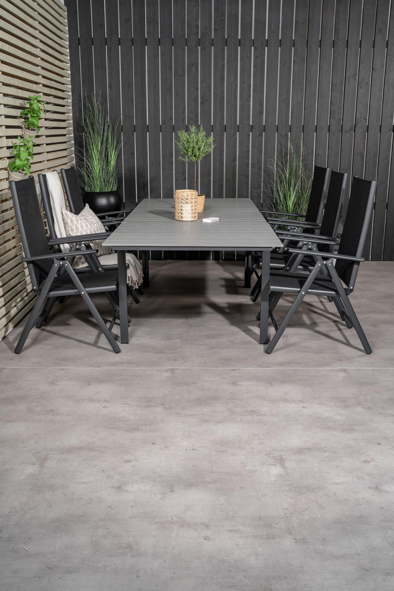 Gestalten Sie Ihren Außenbereich mit dem Levels Outdoor-Tischset von Venture Home. Ausziehbarer Tisch und bequeme Break Stühle für gesellige Stunden.