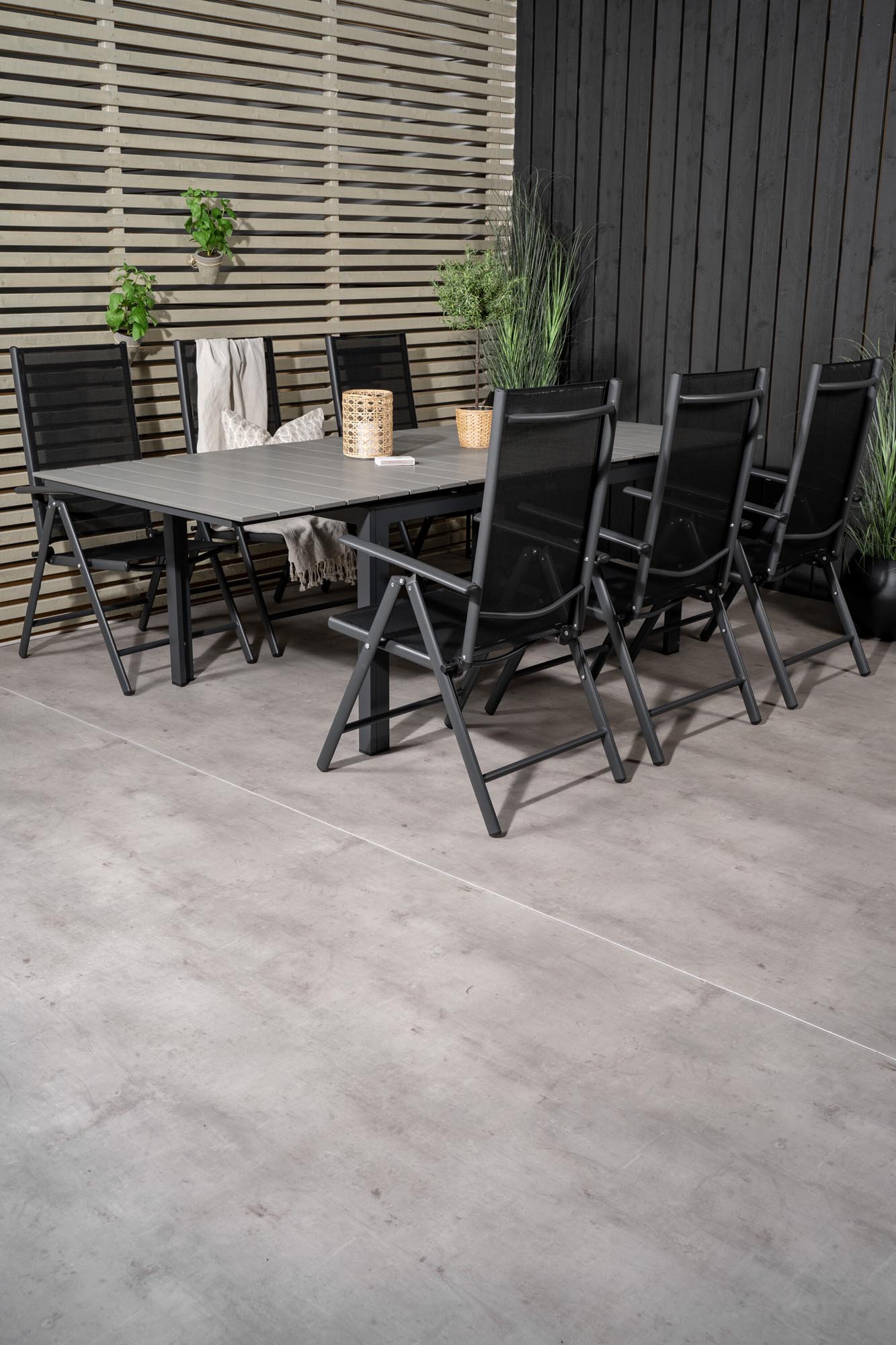 Verleihen Sie Ihrem Garten Stil mit dem Levels Outdoor-Tischset von Venture Home. Ausziehbarer Tisch und komfortable Break Stühle für unvergessliche Momente im Freien.