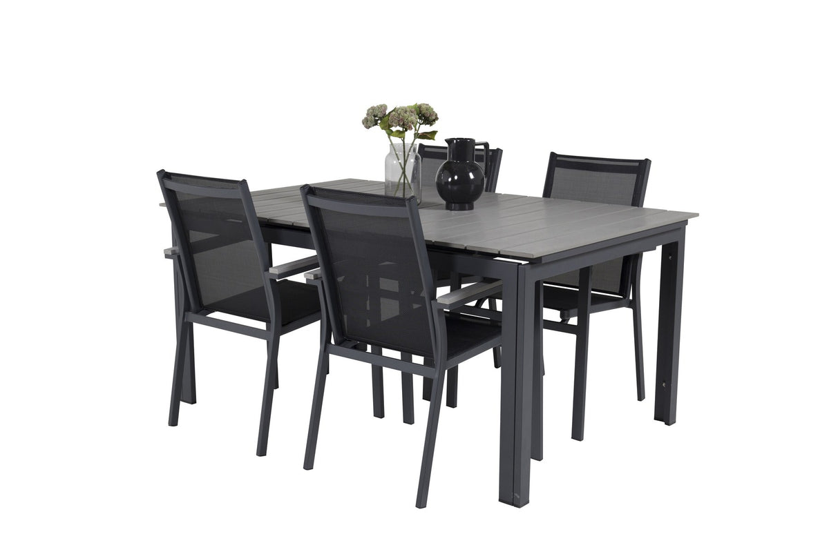 Rechteckiger Esstisch aus Aintwood mit Aluminiumgestell in Anthrazit, dazu zwei stapelbare Stühle mit pulverbeschichteter Oberfläche.