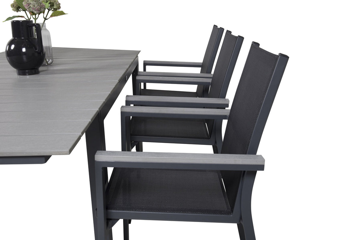 Rechteckiger Esstisch aus Aintwood mit Aluminiumgestell in Anthrazit, dazu zwei stapelbare Stühle mit pulverbeschichteter Oberfläche.
