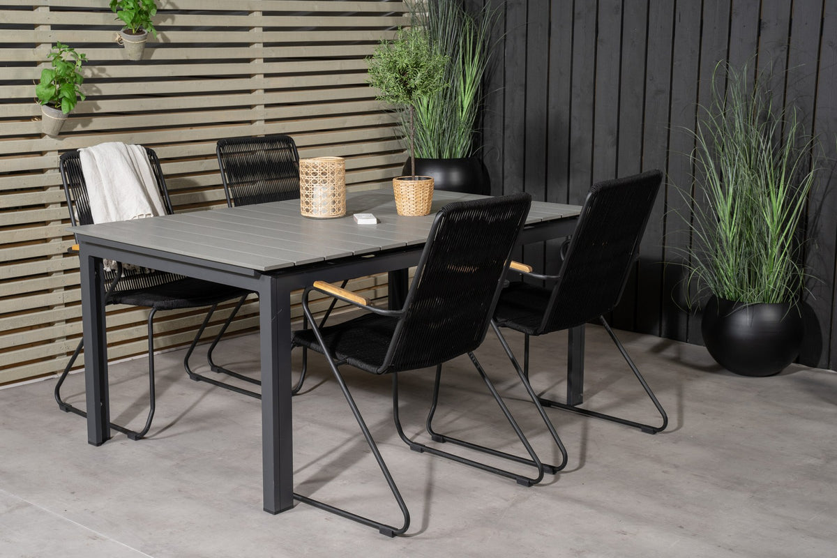 Schwarzer rechteckiger Gartentisch aus Aintwood und Aluminium mit grauer Tischplatte, dazu zwei schwarze Esszimmerstühle mit Pulverbeschichtung.