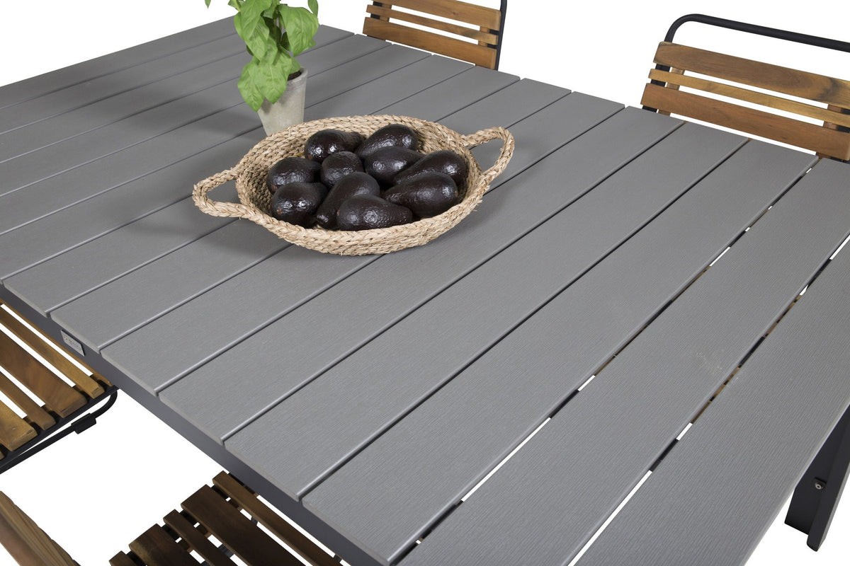 Rechteckiger Gartentisch mit grauer Aintwood-Tischplatte und schwarzem Stahlgestell, daneben zwei Esszimmerstühle aus Aintwood und Aluminium in Natur.
