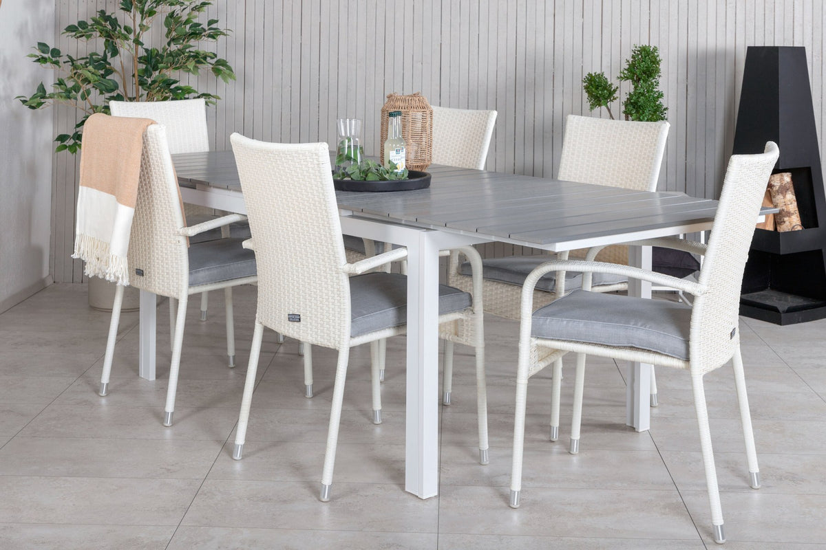 Weisser rechteckiger Gartentisch Levels mit grauer Aintwood-Tischplatte und zwei weisse Esszimmerstühle Anna aus Aintwood und Aluminium.