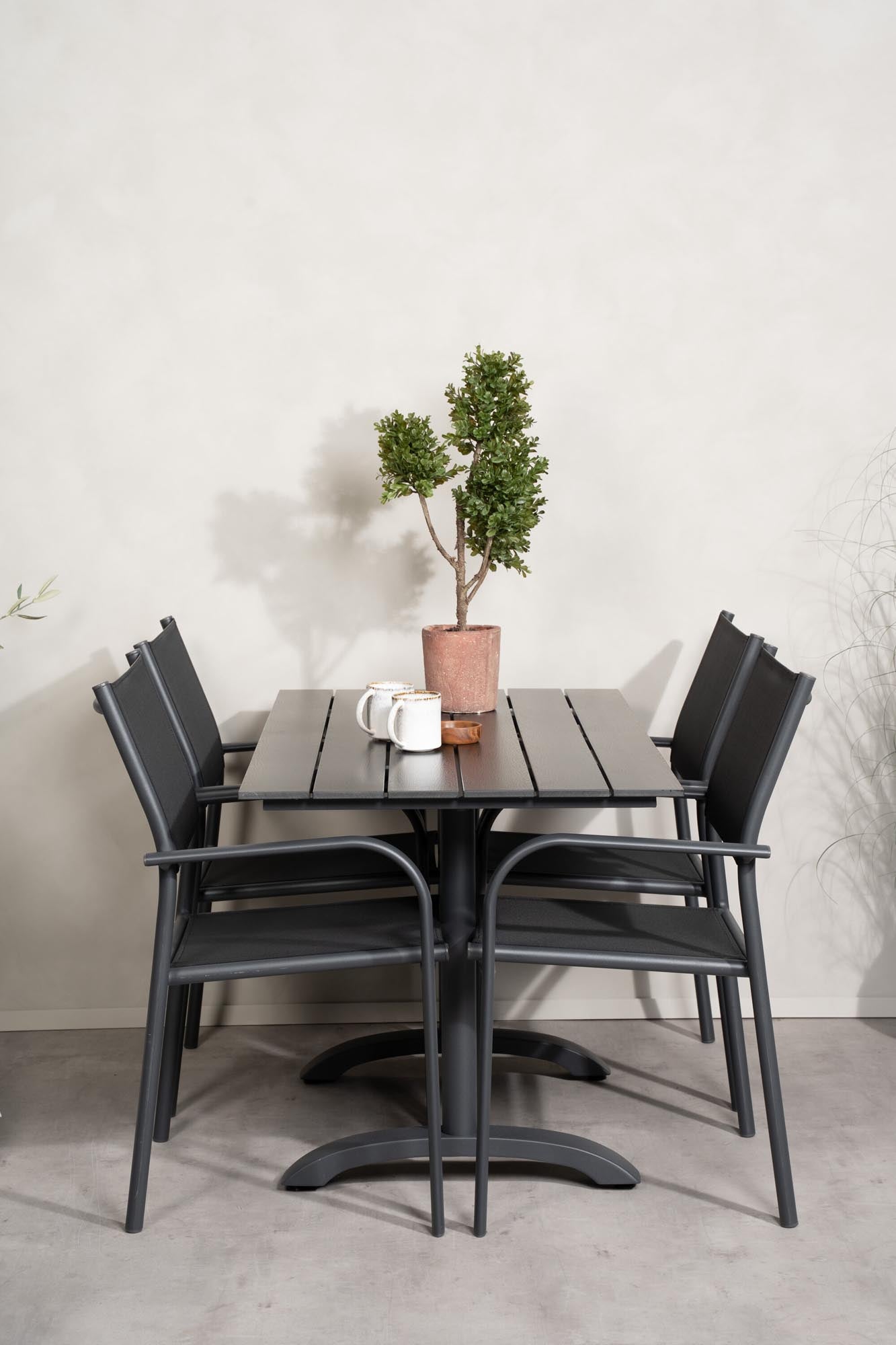 Stilvolles Denver Outdoor-Tischset: 120cm Tisch & 4 Santorini-Stühle, wetterfest, ideal für Balkon & Garten.