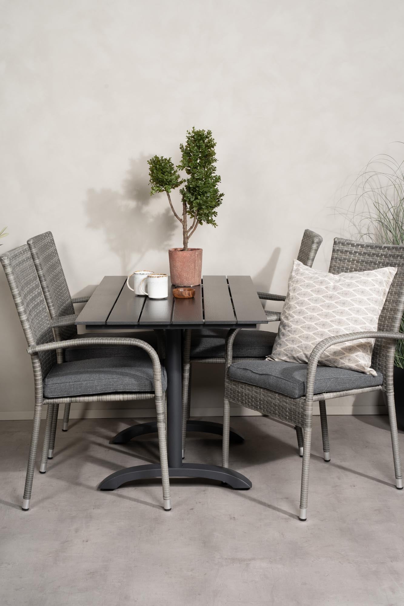 Stylisches Denver Outdoor-Tischset mit Anna Stühlen, ideal für gesellige Stunden im Freien. Wetterfest und pflegeleicht für jeden Garten.