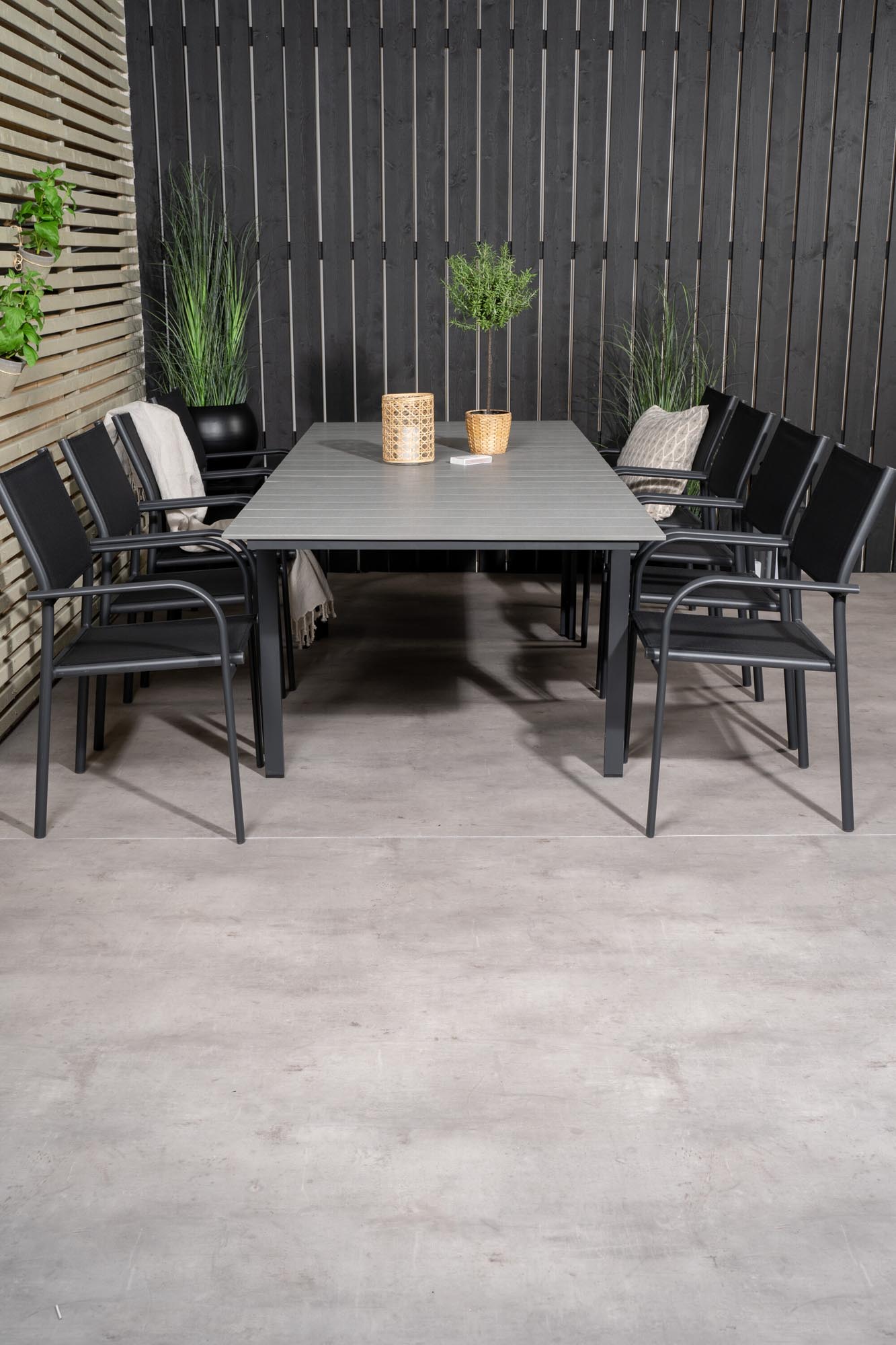 Stilvolles, ausziehbares Outdoor-Tischset für bis zu 8 Personen. Hochwertige Materialien und bequeme Santorini-Stühle für unvergessliche Momente im Freien.