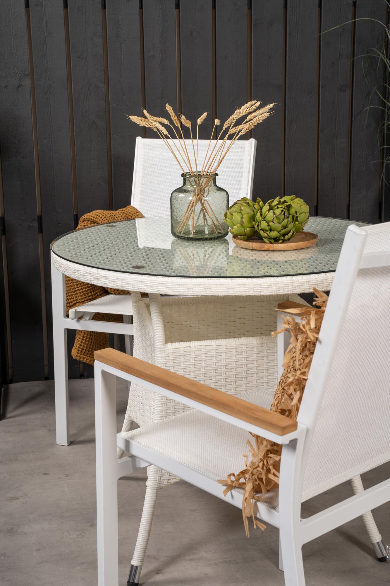 Stilvolles Volta Outdoor-Tischset + Texas für gesellige Momente im Freien. Hochwertige Materialien und modernes Design für jeden Aussenbereich.