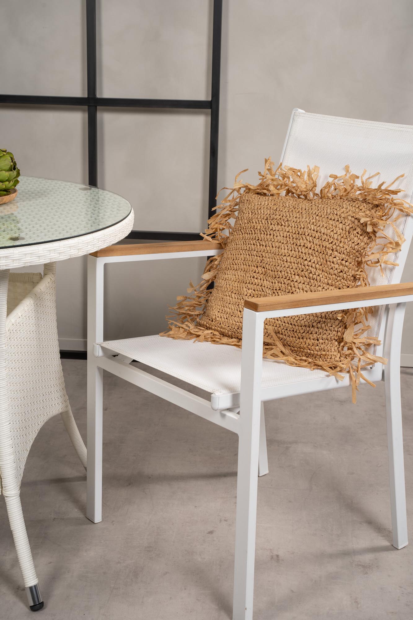 Robustes Outdoor-Tischset für gemütliche Stunden im Freien.