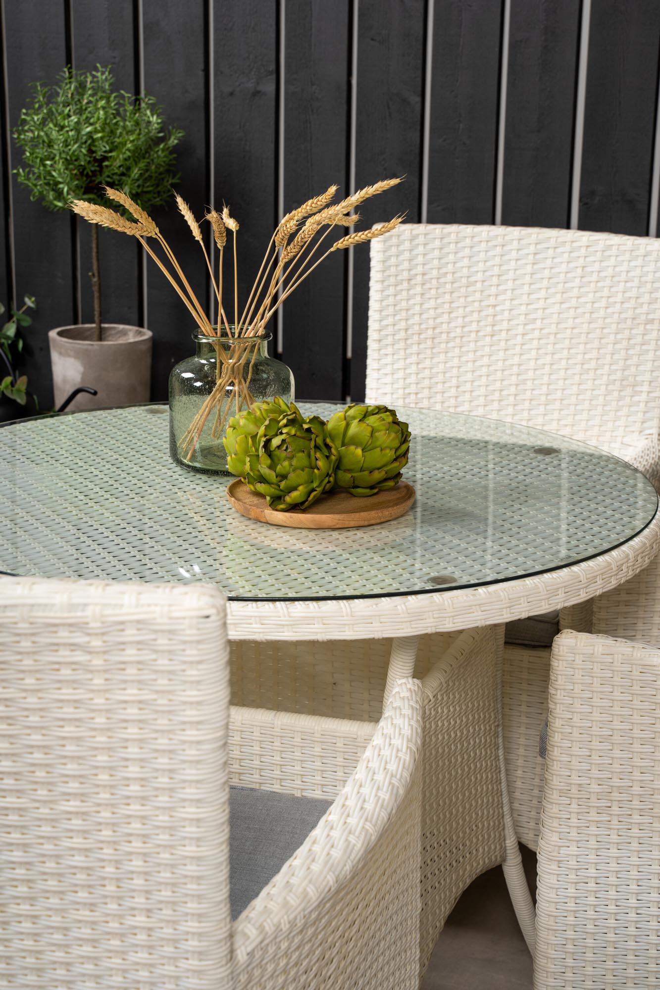 Entdecken Sie das elegante Volta Outdoor-Tischset von Venture Home: 90 cm runder Tisch und 4 bequeme Malin Stühle für unvergessliche Momente im Freien.