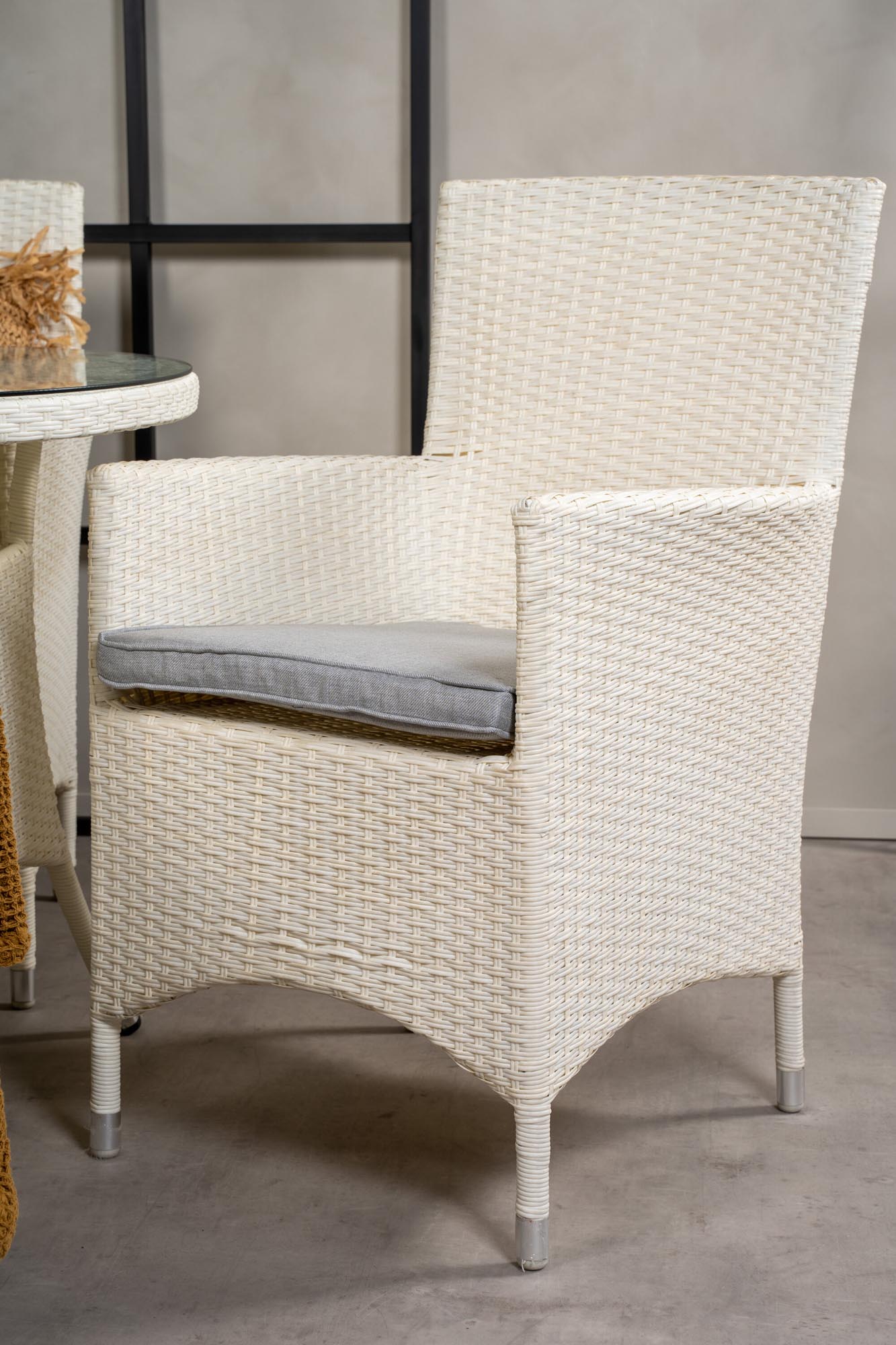 Volta Outdoor-Tischset + Malin ⌀90cm/4St. in Grau weiss präsentiert im Onlineshop von KAQTU Design AG. Gartentischset ist von Venture Home