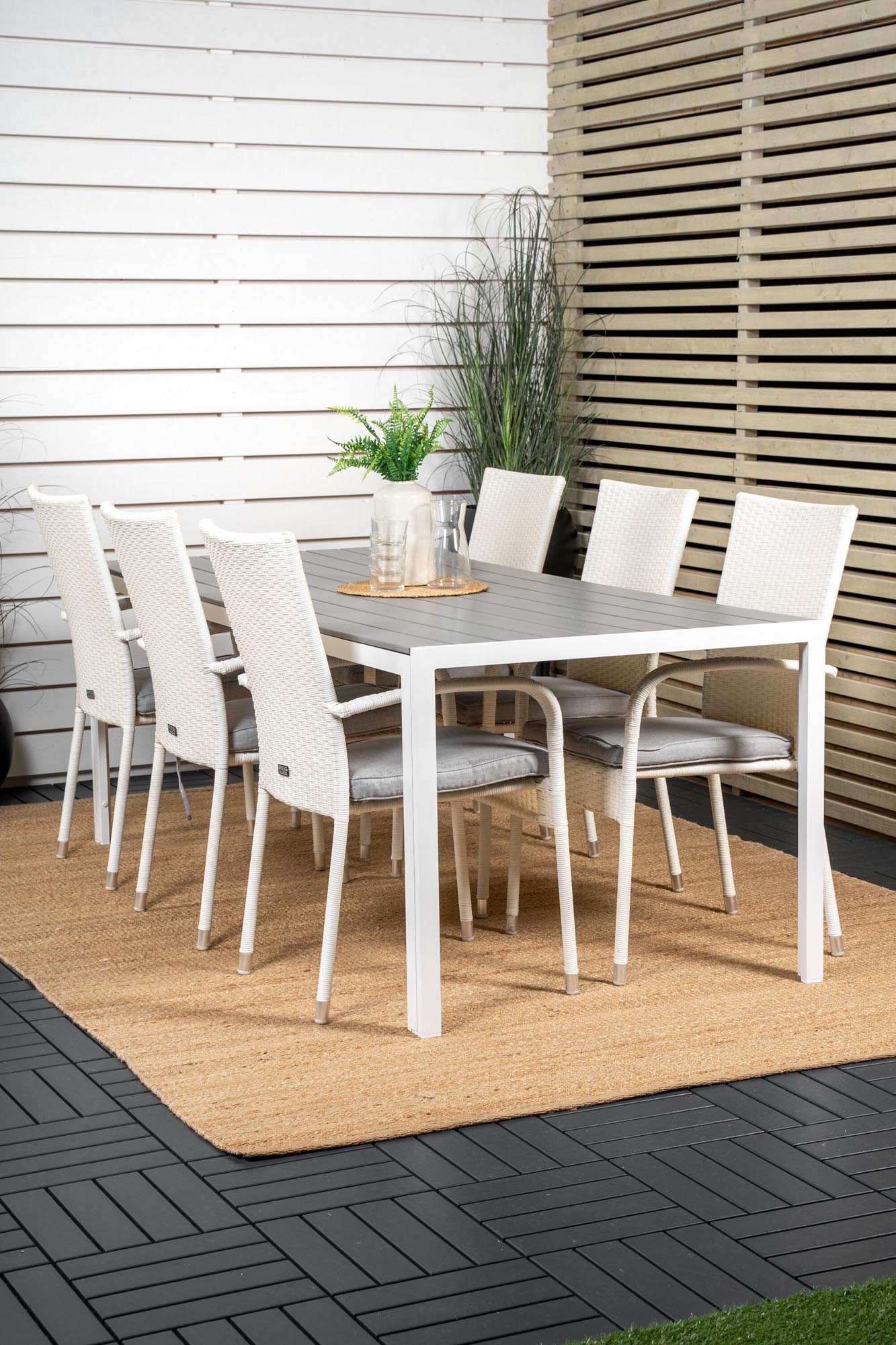 Stylisches Break Outdoor-Tischset von Venture Home für 6 Personen. Ideal für gesellige Abende im Freien mit langlebigen Materialien.