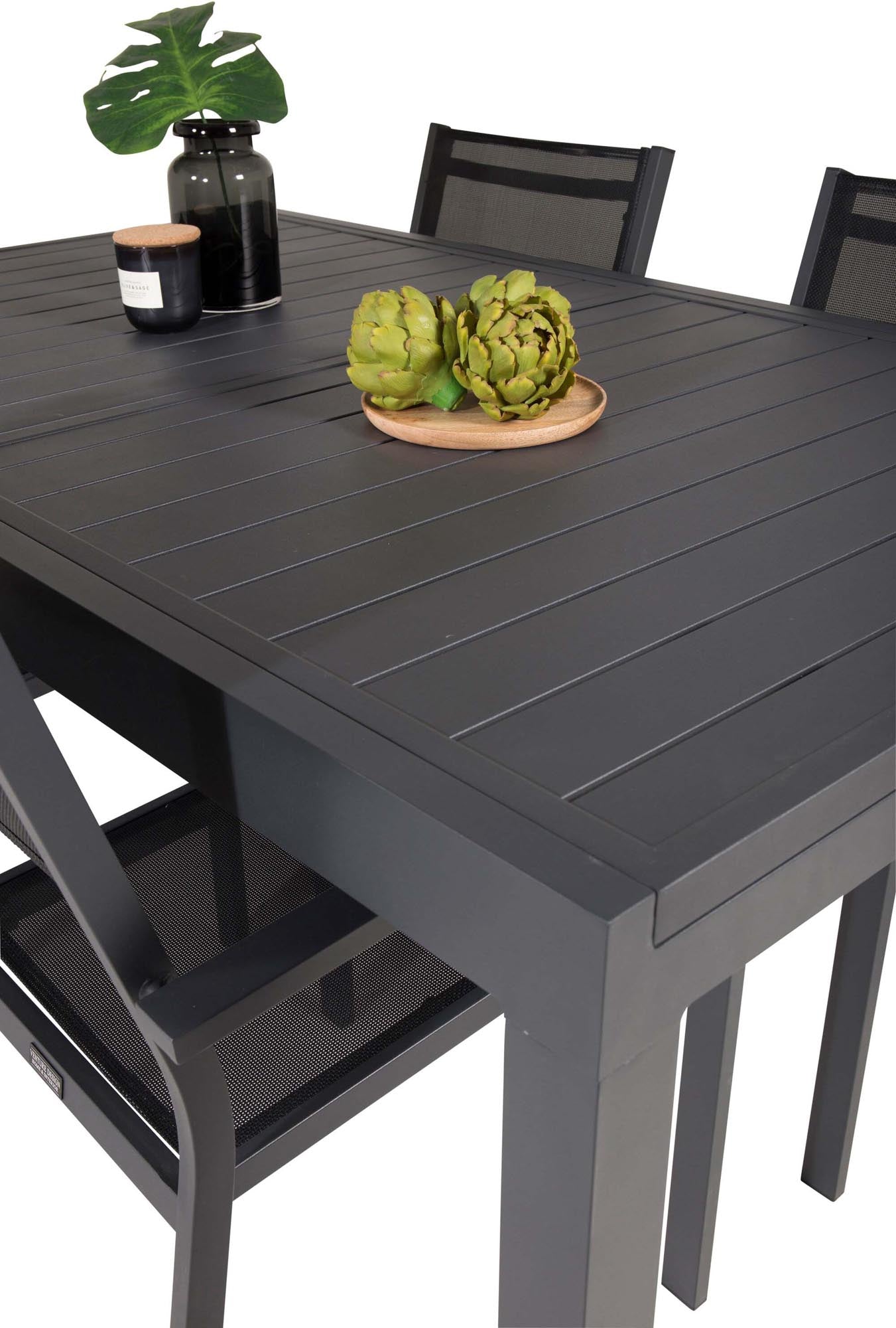 Marbella Outdoor-Tischset: Ausziehbarer Tisch für bis zu 8 Personen, kombiniert mit komfortablen Copacabana Stühlen für unvergessliche Momente im Freien.