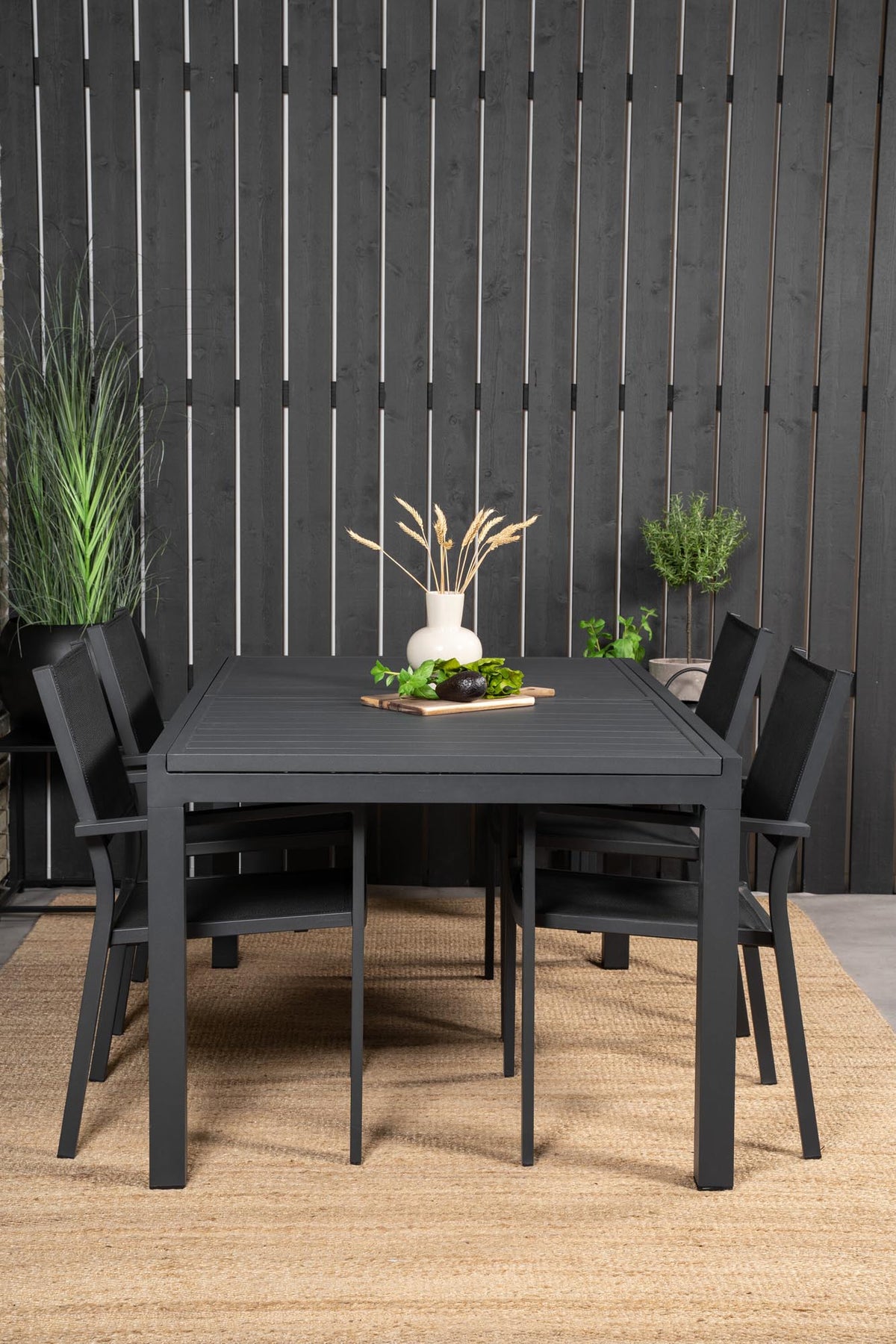 Marbella Outdoor-Tischset ausziehbar + Copacabana 240cm/4St. in Schwarz präsentiert im Onlineshop von KAQTU Design AG. Gartentischset ist von Venture Home