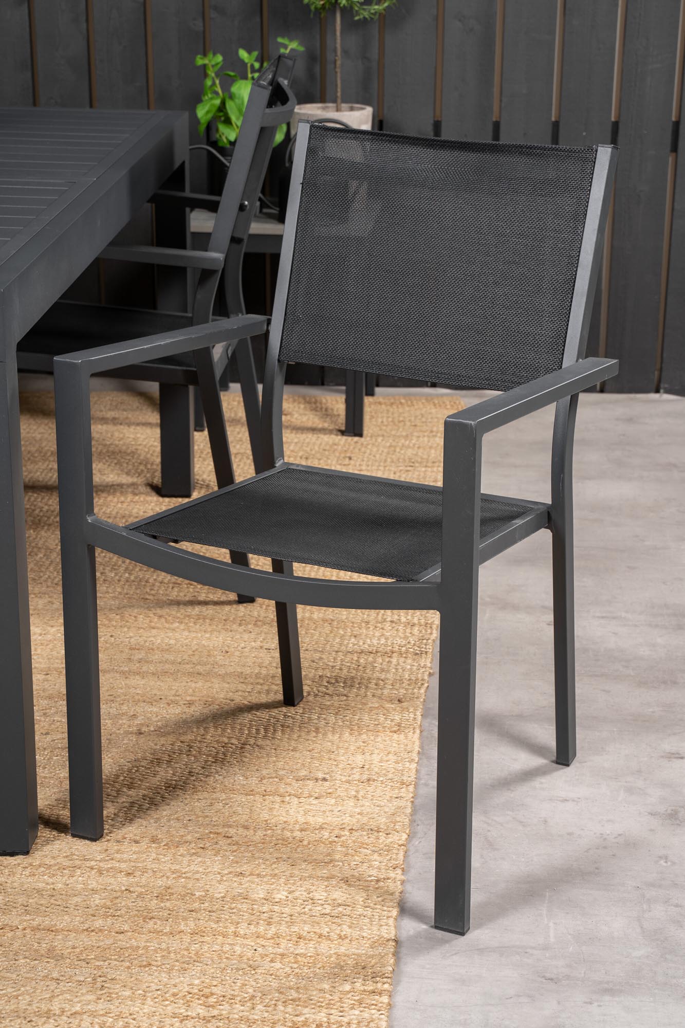 Elegantes Marbella Set: Ausziehbarer Tisch mit 4 Copacabana Stühlen.