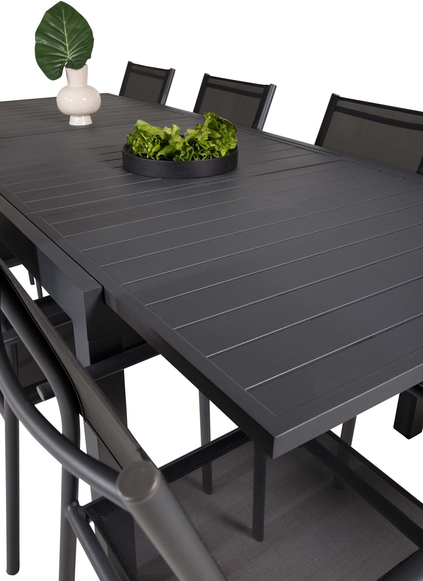 Entdecken Sie das elegante Marbella Outdoor-Tischset von Venture Home: ausziehbarer Tisch und 8 komfortable Santorini-Stühle für unvergessliche Momente im Freien.