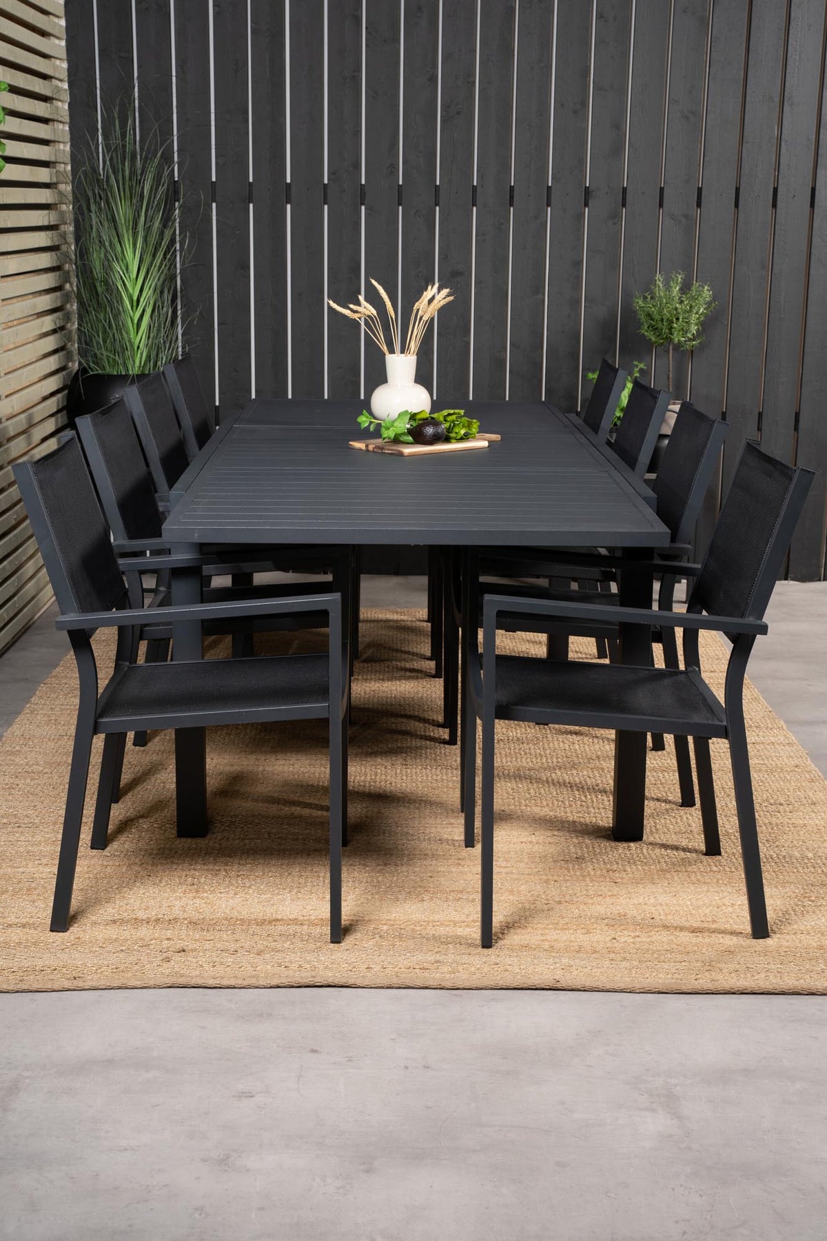 Marbella Outdoor-Tischset ausziehbar + Copacabana Stacking 240cm/8St. in Schwarz präsentiert im Onlineshop von KAQTU Design AG. Gartentischset ist von Venture Home
