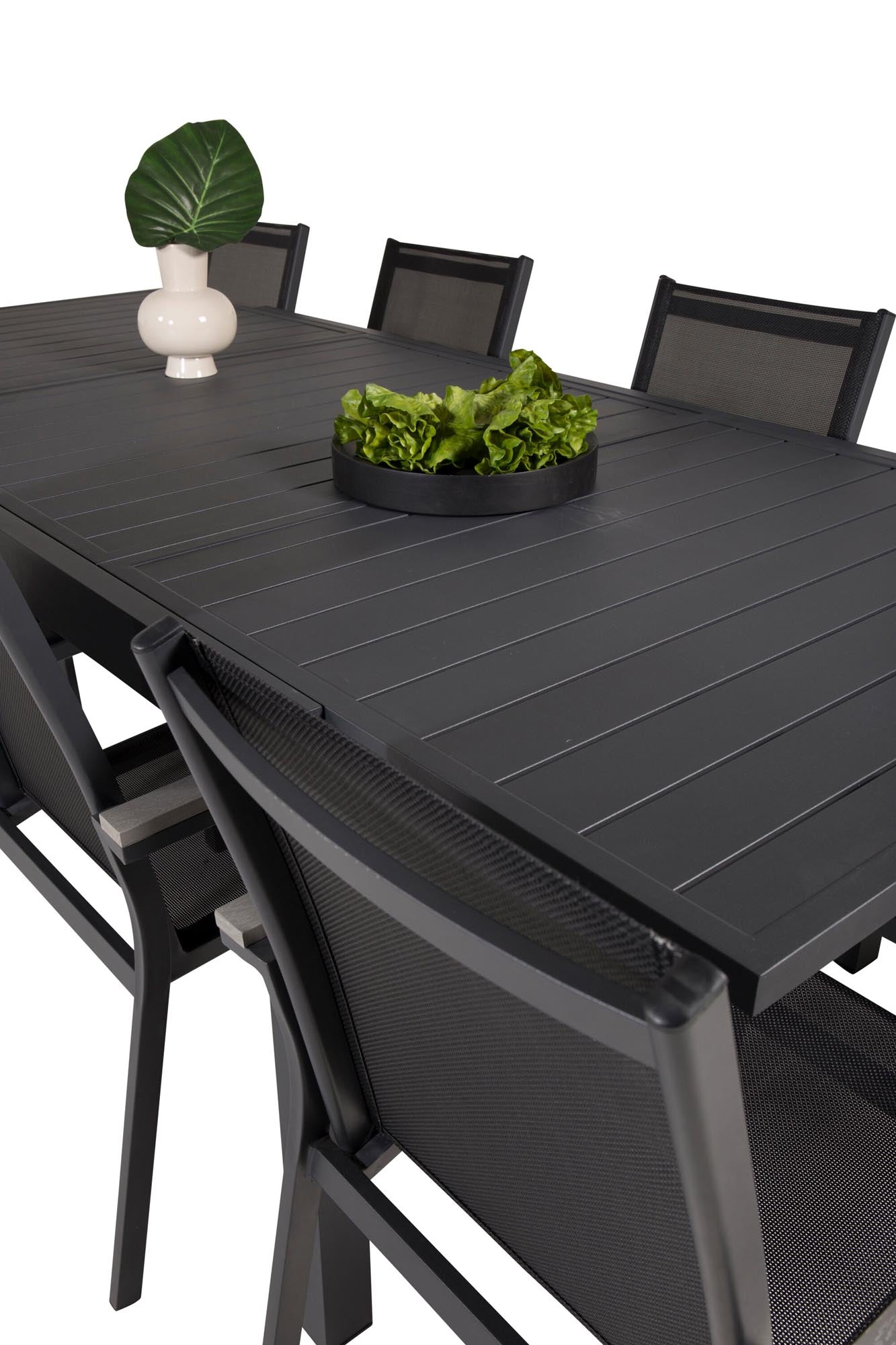 Eleganter Marbella Tisch mit stapelbaren Parma Stühlen von Venture Home.