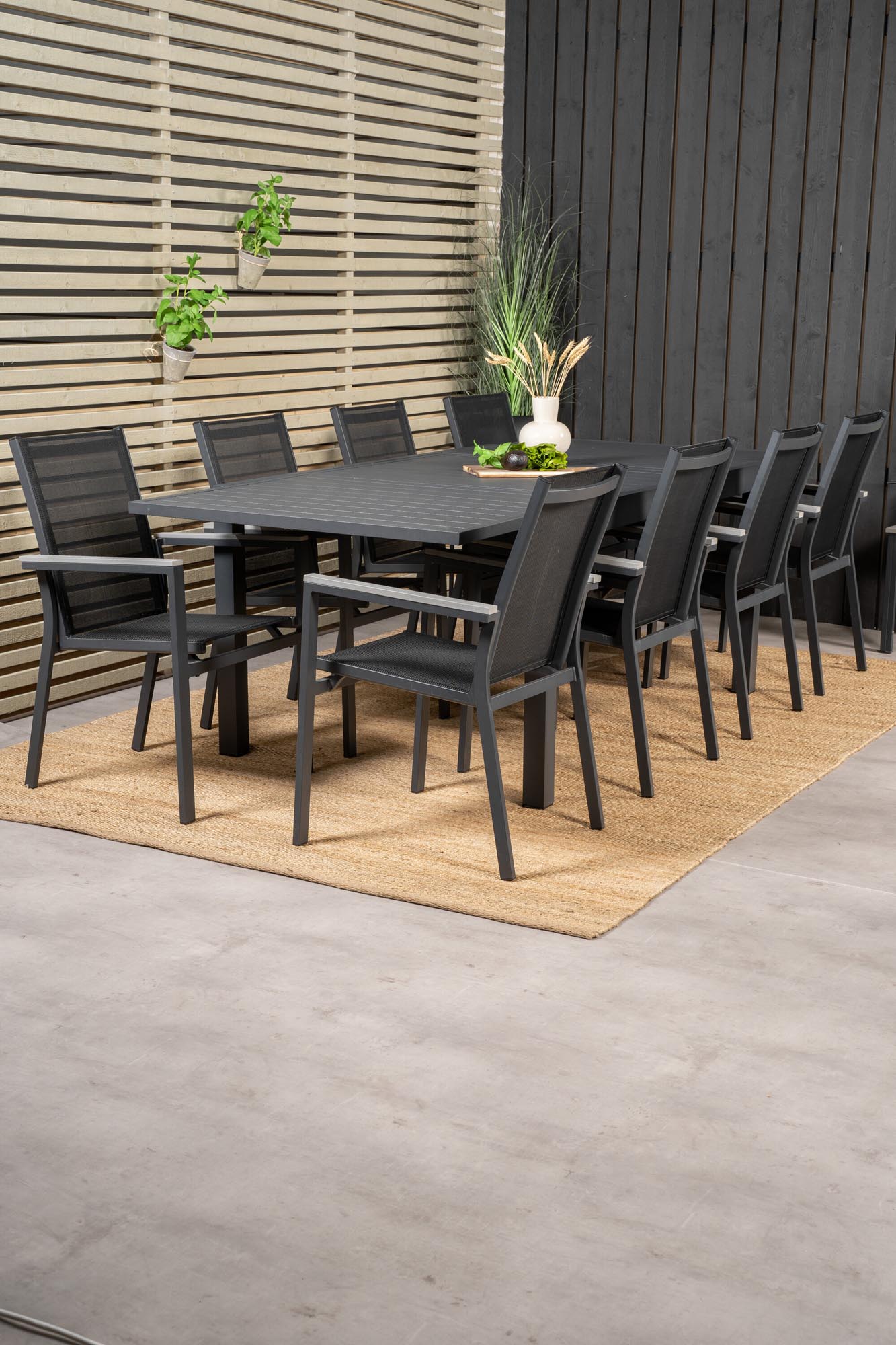 Venture Home: Marbella Tisch & Parma Stühle für stilvolle Outdoor-Momente.