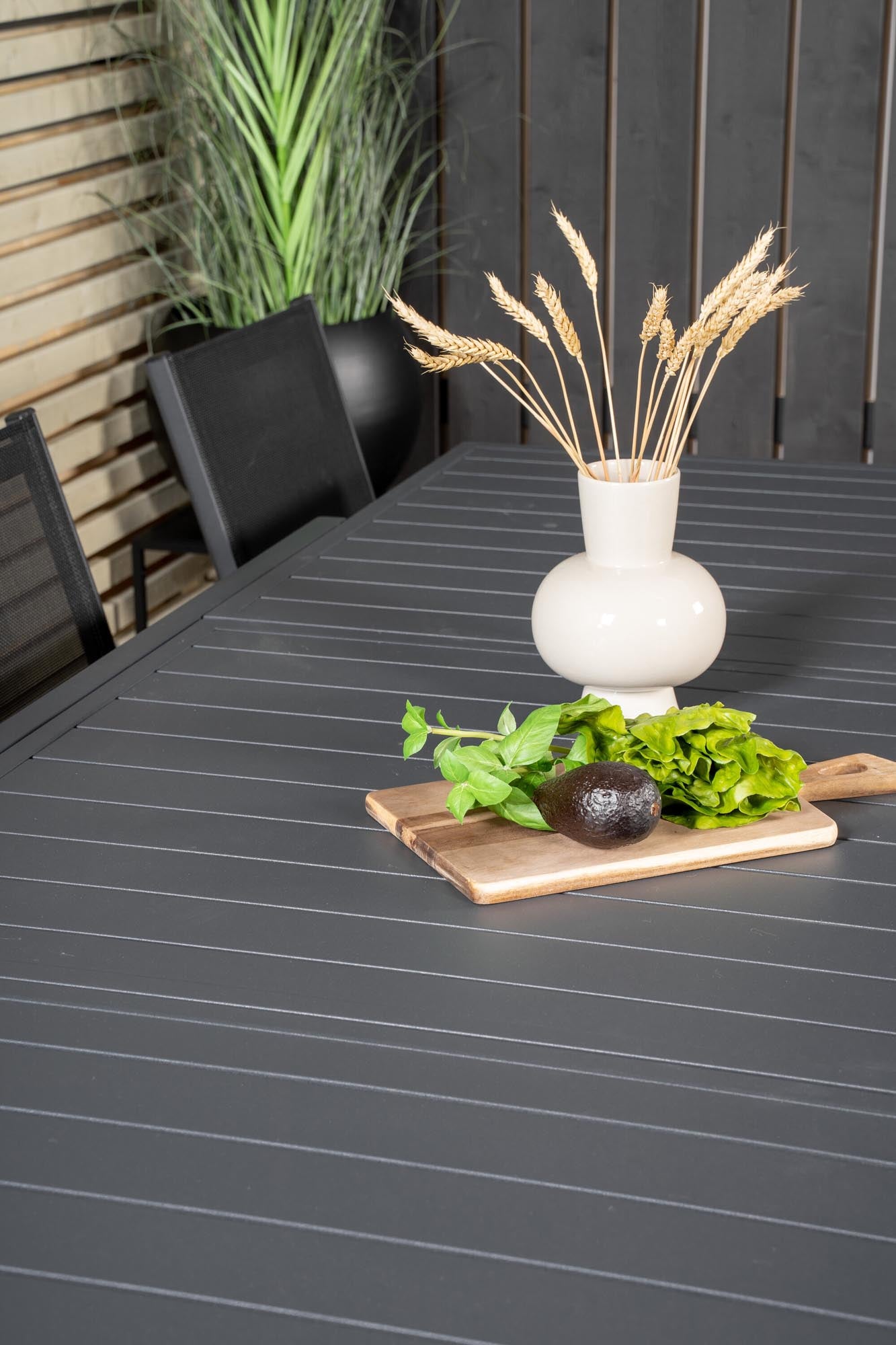 Moderner Marbella Tisch & Parma Stühle für stilvolle Terrassen.