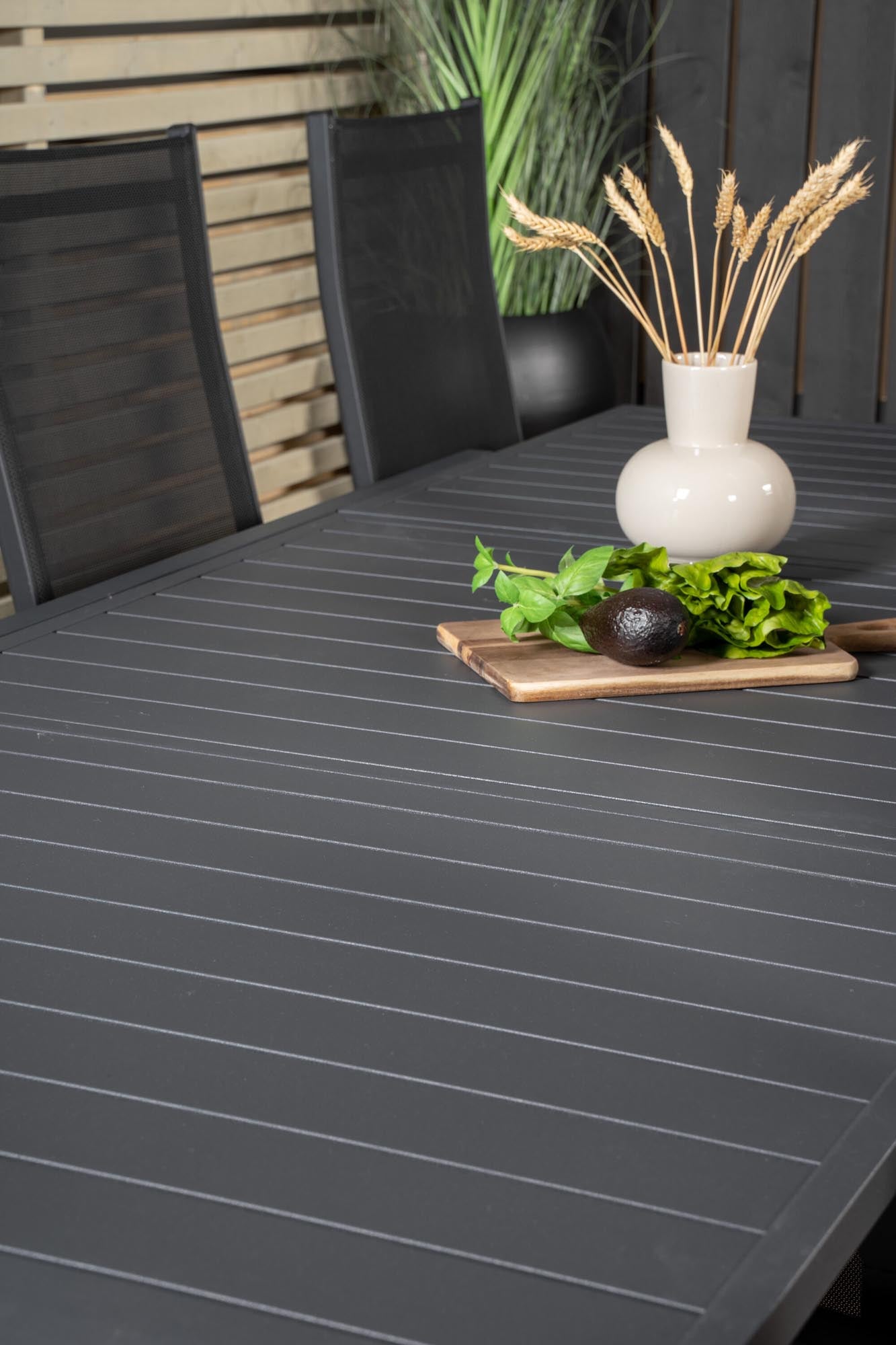 Vielseitiges Gartenmöbel-Set für unvergessliche Sommerabende.