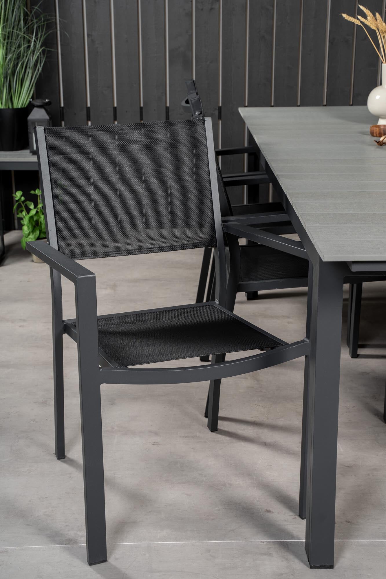 Elegantes Outdoor-Set für gesellige Abende: Robuster Tisch & bequeme Stühle für stilvolle Momente im Freien.