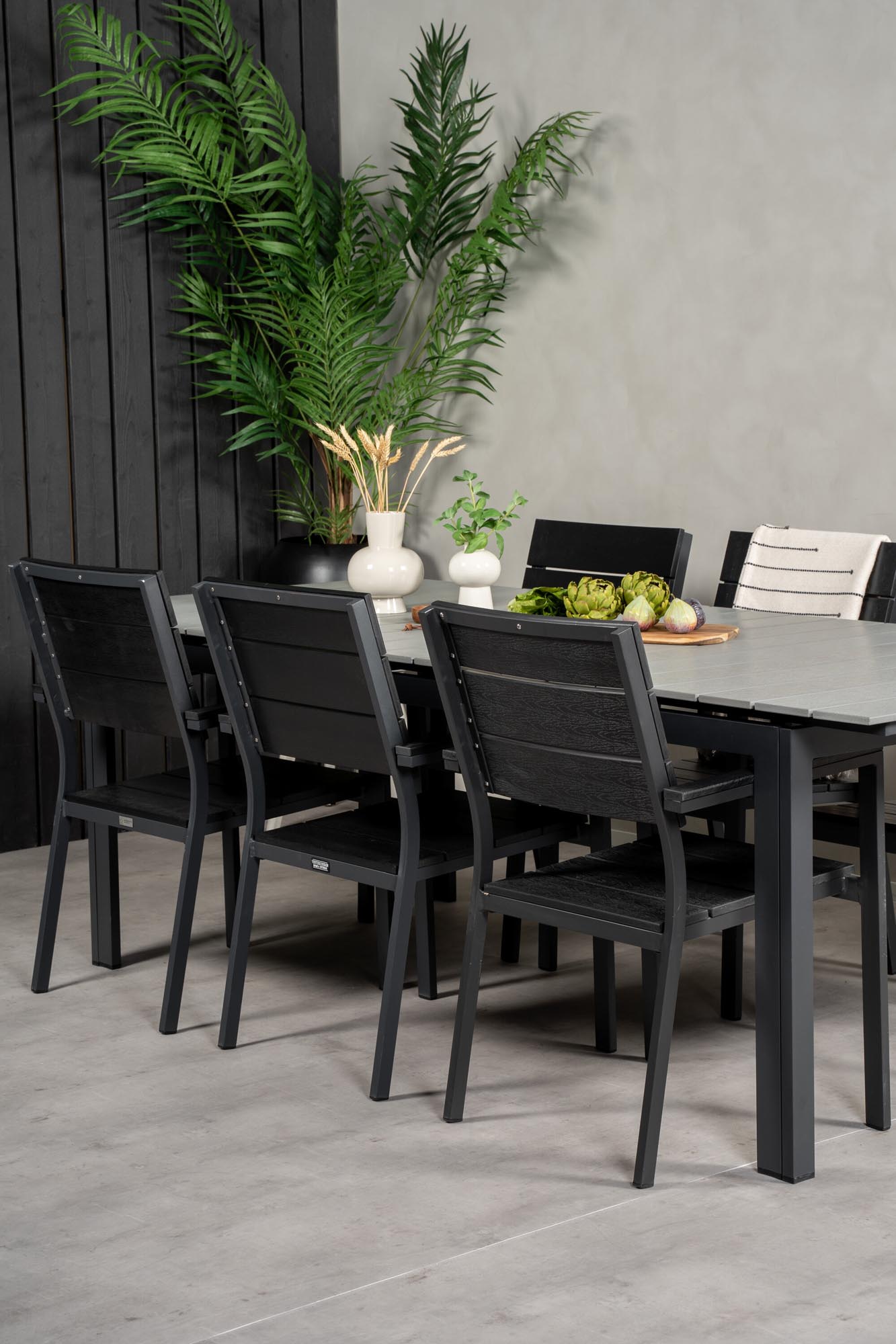 Levels Outdoor-Tischset 224cm/6St. in Schwarz präsentiert im Onlineshop von KAQTU Design AG. Gartentischset ist von Venture Home
