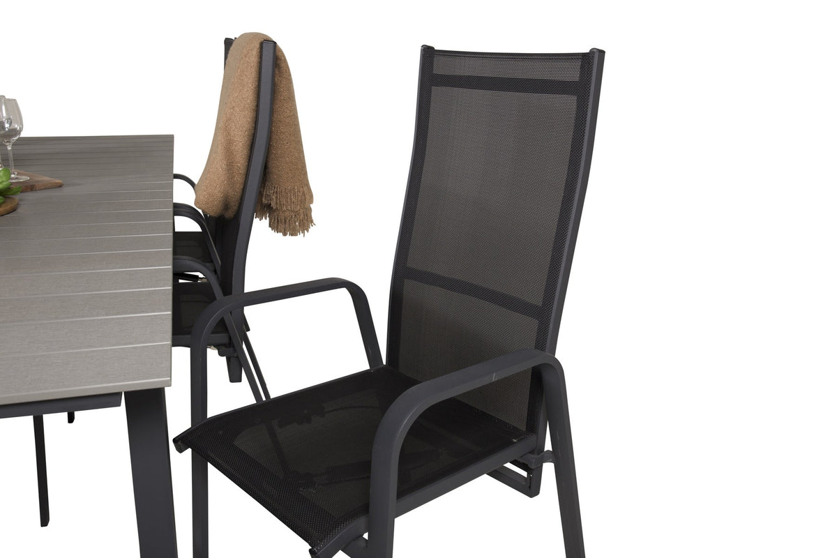 Rechteckiger Gartentisch mit grauer Aintwood-Platte und Aluminiumgestell, daneben zwei stapelbare Copacabana-Relaxsessel in Schwarz.