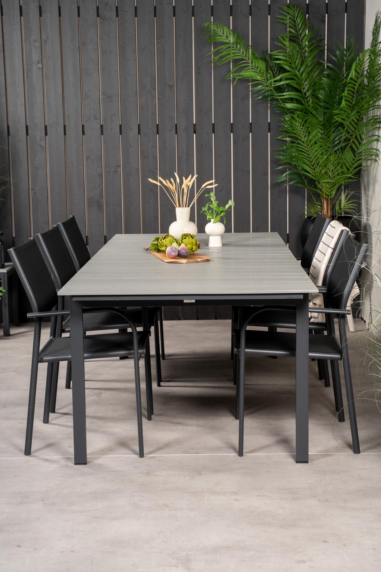 Levels Outdoor-Tischset + Santorini 224cm/6St. in Schwarz präsentiert im Onlineshop von KAQTU Design AG. Gartentischset ist von Venture Home