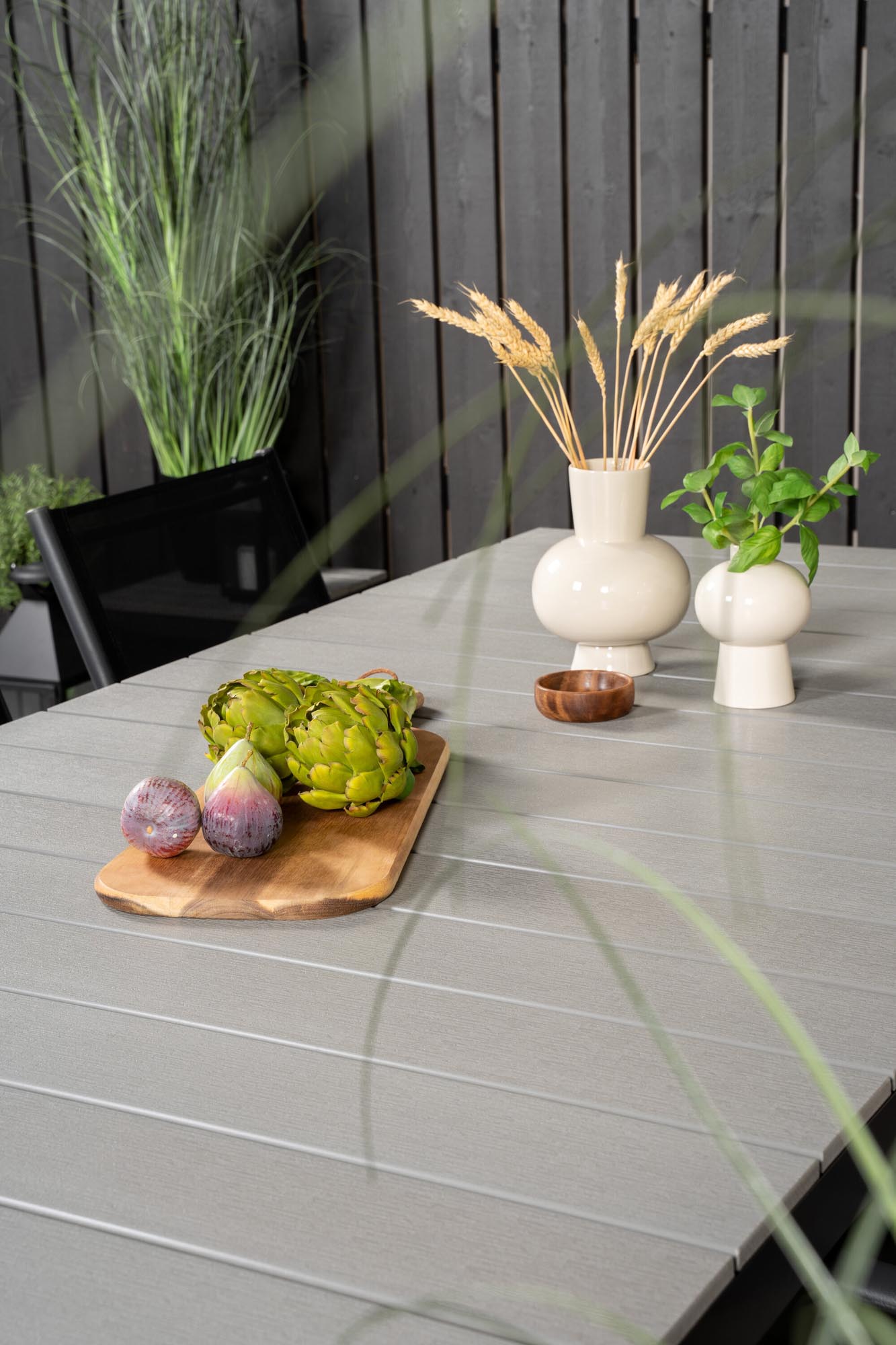 Levels Outdoor-Tischset + Santorini 224cm/6St. in Schwarz präsentiert im Onlineshop von KAQTU Design AG. Gartentischset ist von Venture Home