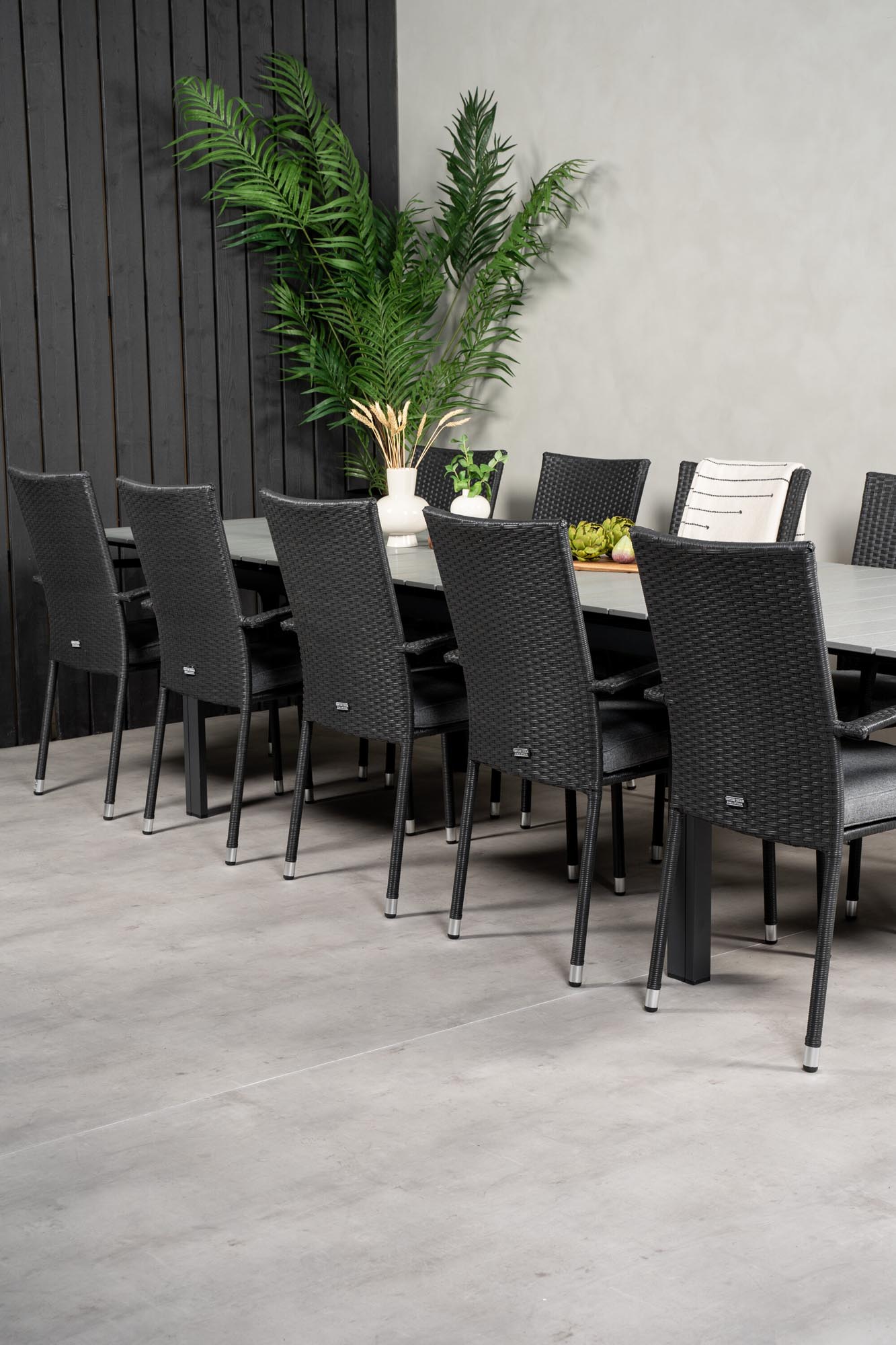 Robustes Outdoor-Tischset für gesellige Abende im Freien.